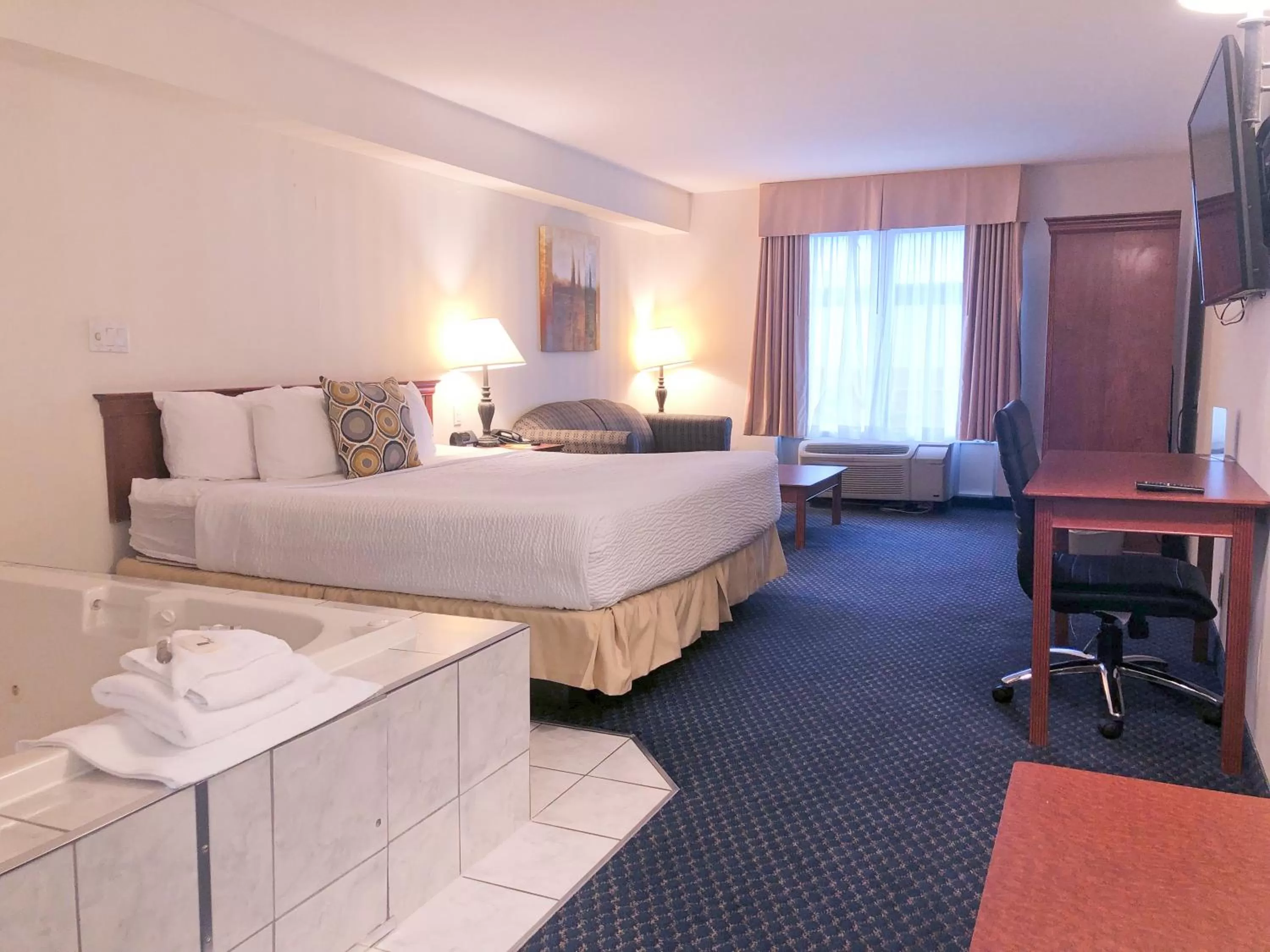 King Suite with Jacuzzi Tub and Sofa Bed in Days Inn by Wyndham Niagara Falls Centre St By the Falls