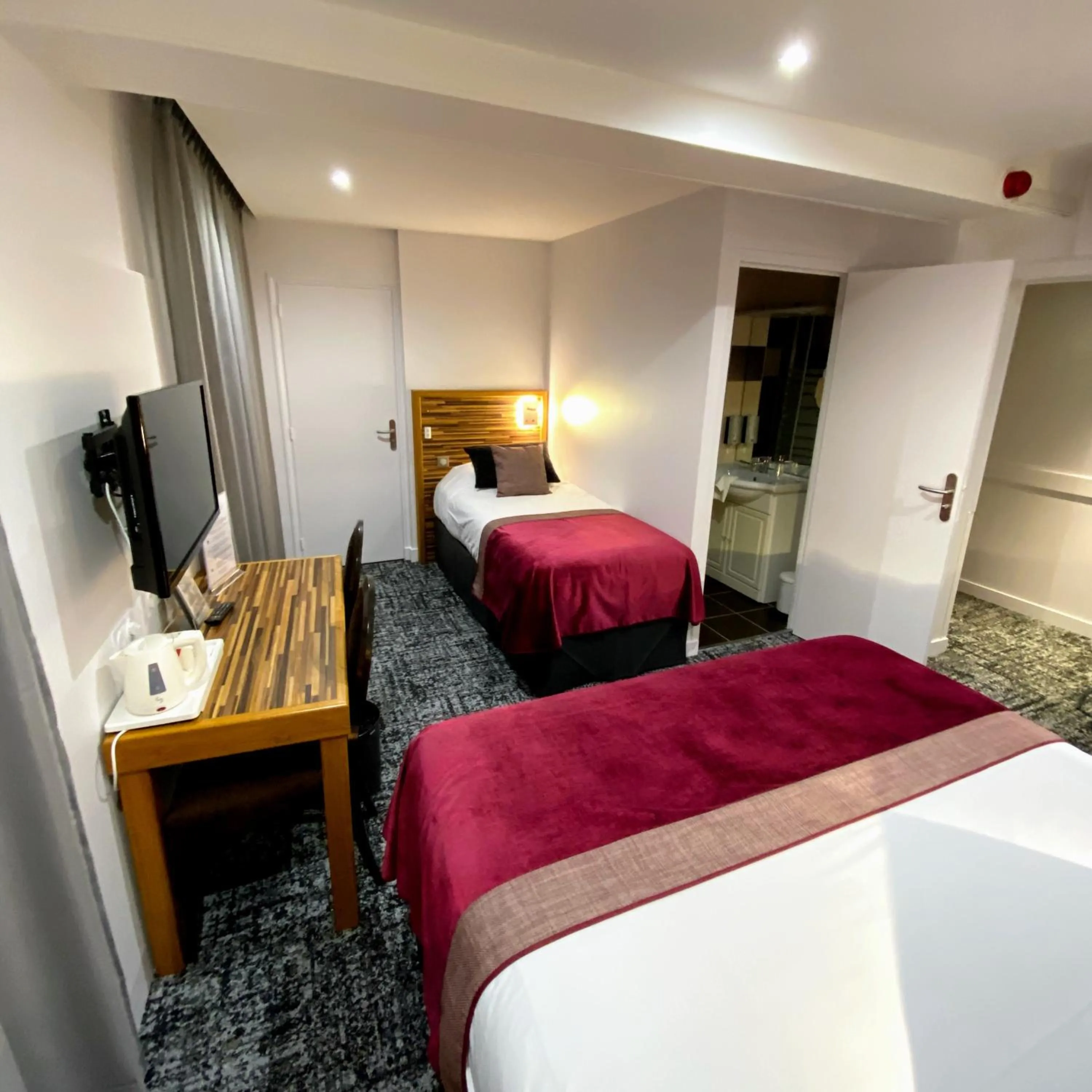 Comfort Triple Room in Logis - Le Christina