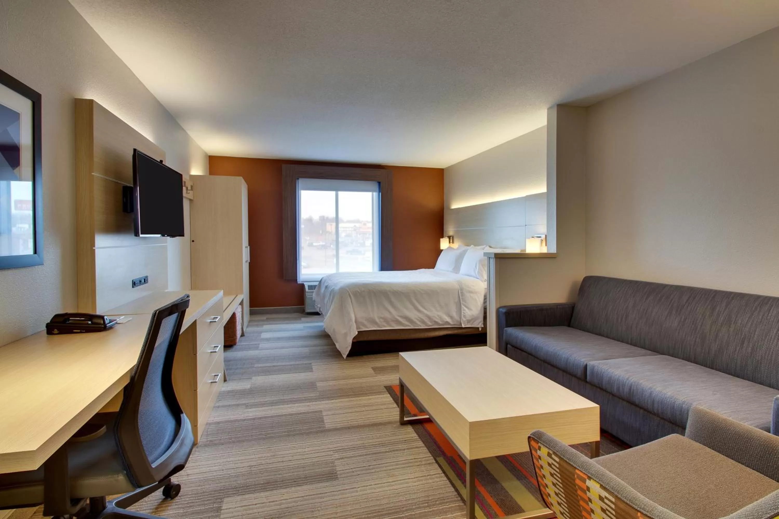 King Suite - Communication Accessible in Holiday Inn Express Hotel & Suites Cedar Rapids I-380 at 33rd Avenue by IHG