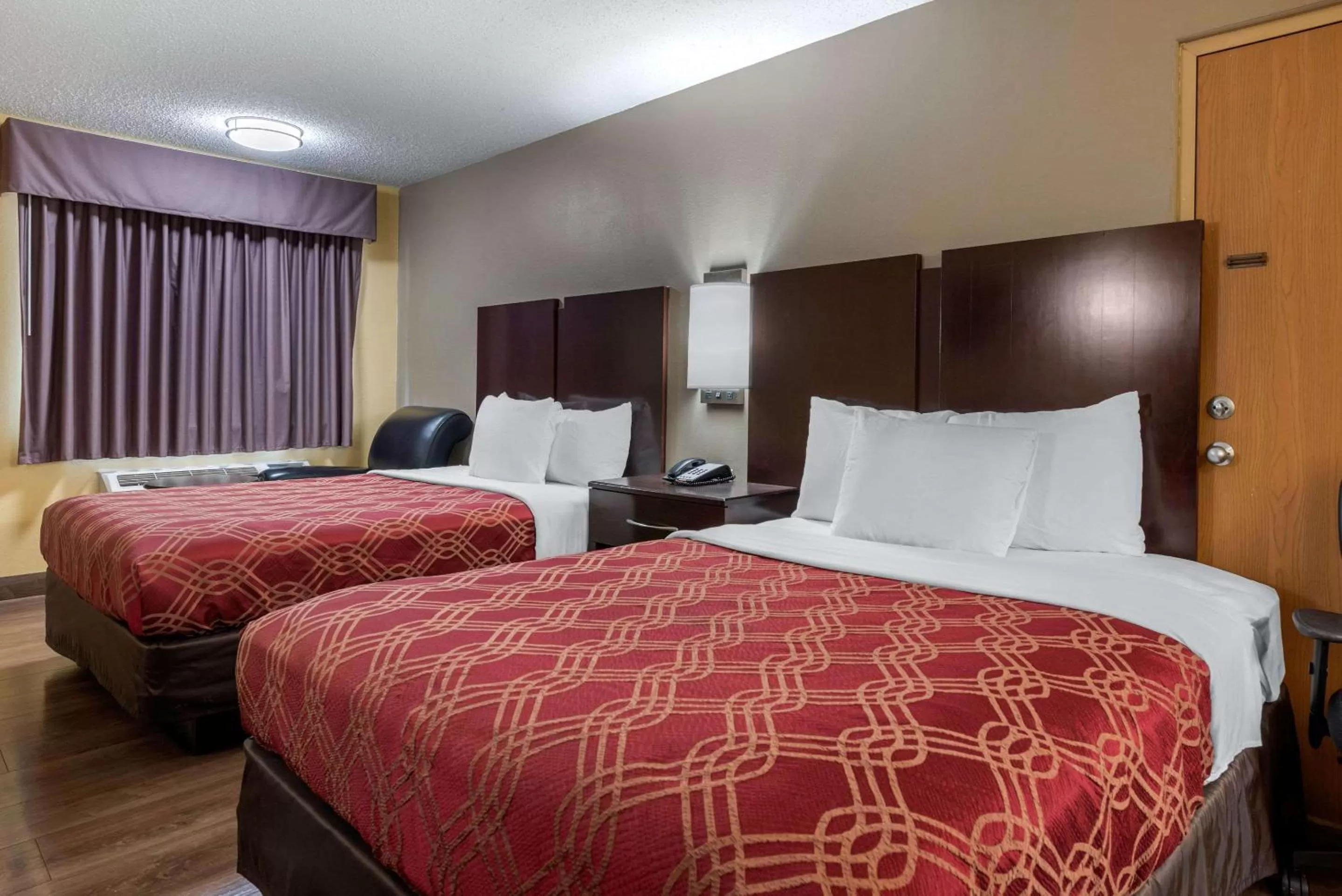 Queen Suite with Two Queen Beds - Non-Smoking/Upper floor in Econo Lodge