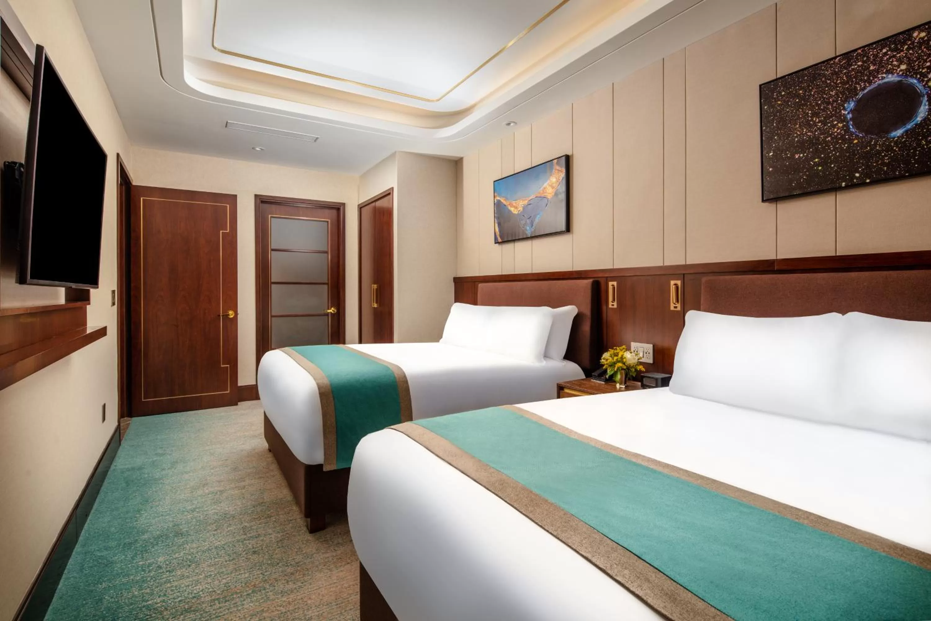 Deluxe 2 Queens One Bedroom Suite in Blossom Hotel Houston, Curio Collection by Hilton