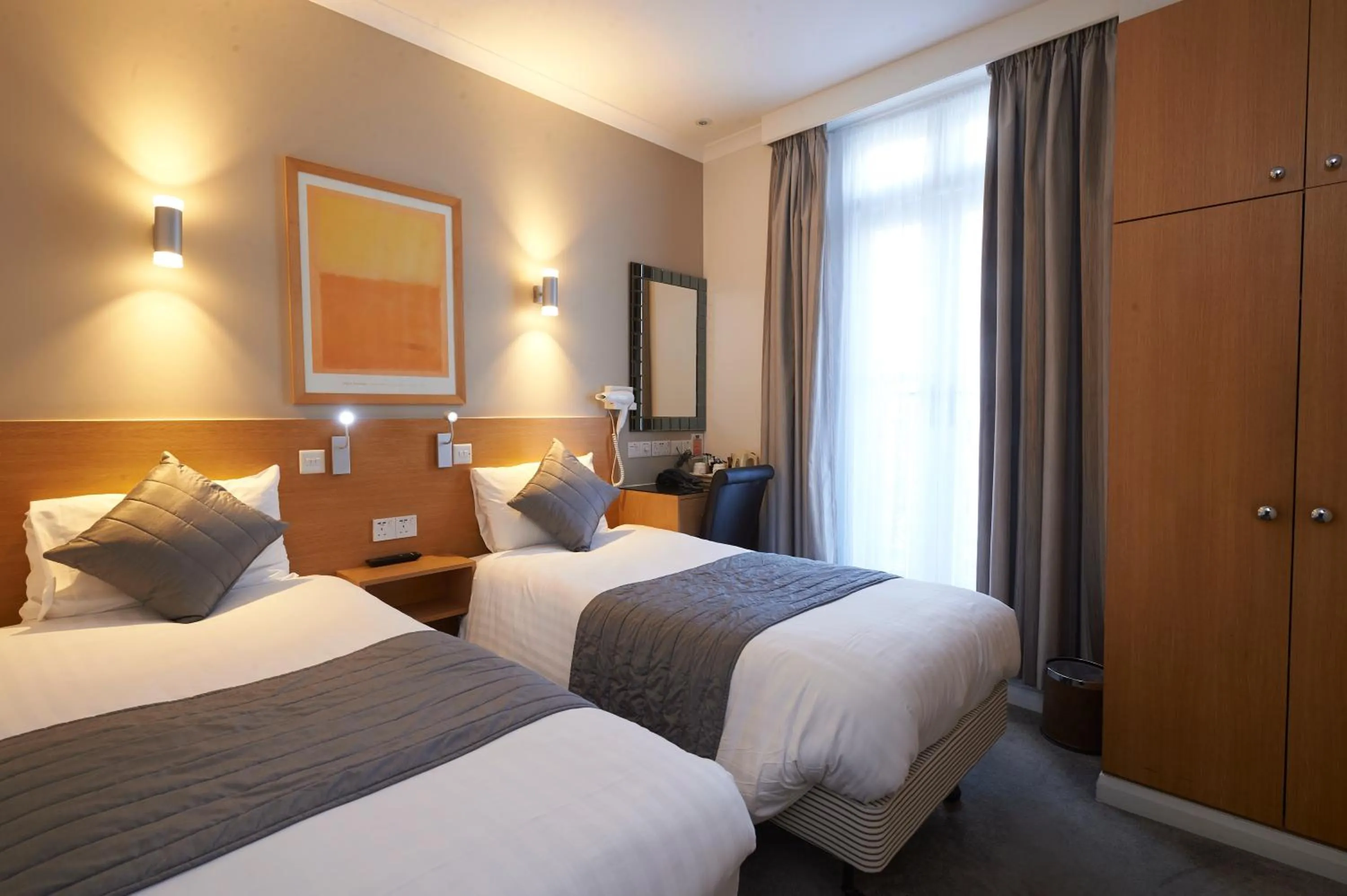 Twin Room - single occupancy in Luna And Simone Hotel