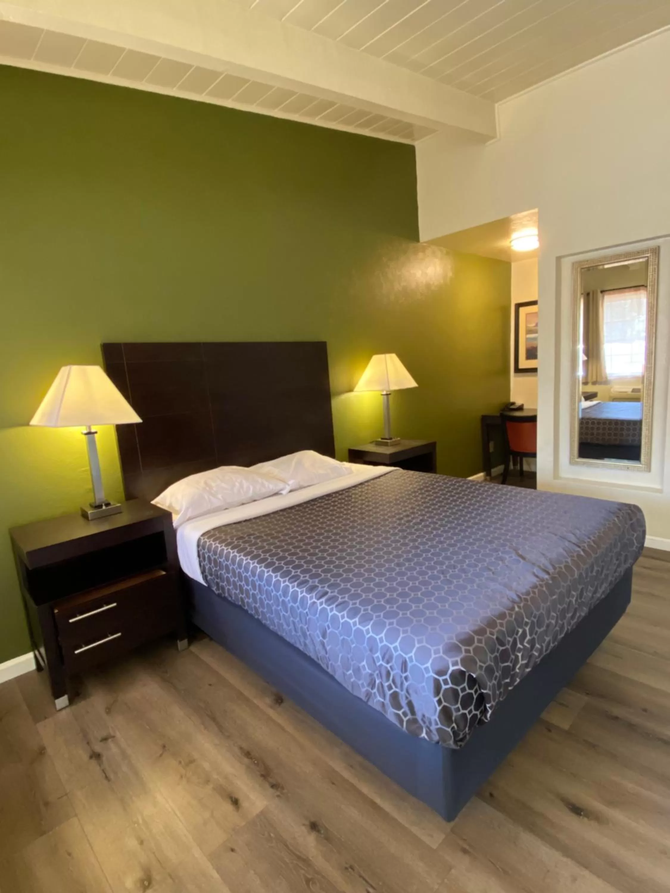 Queen Room in Holiday Motel