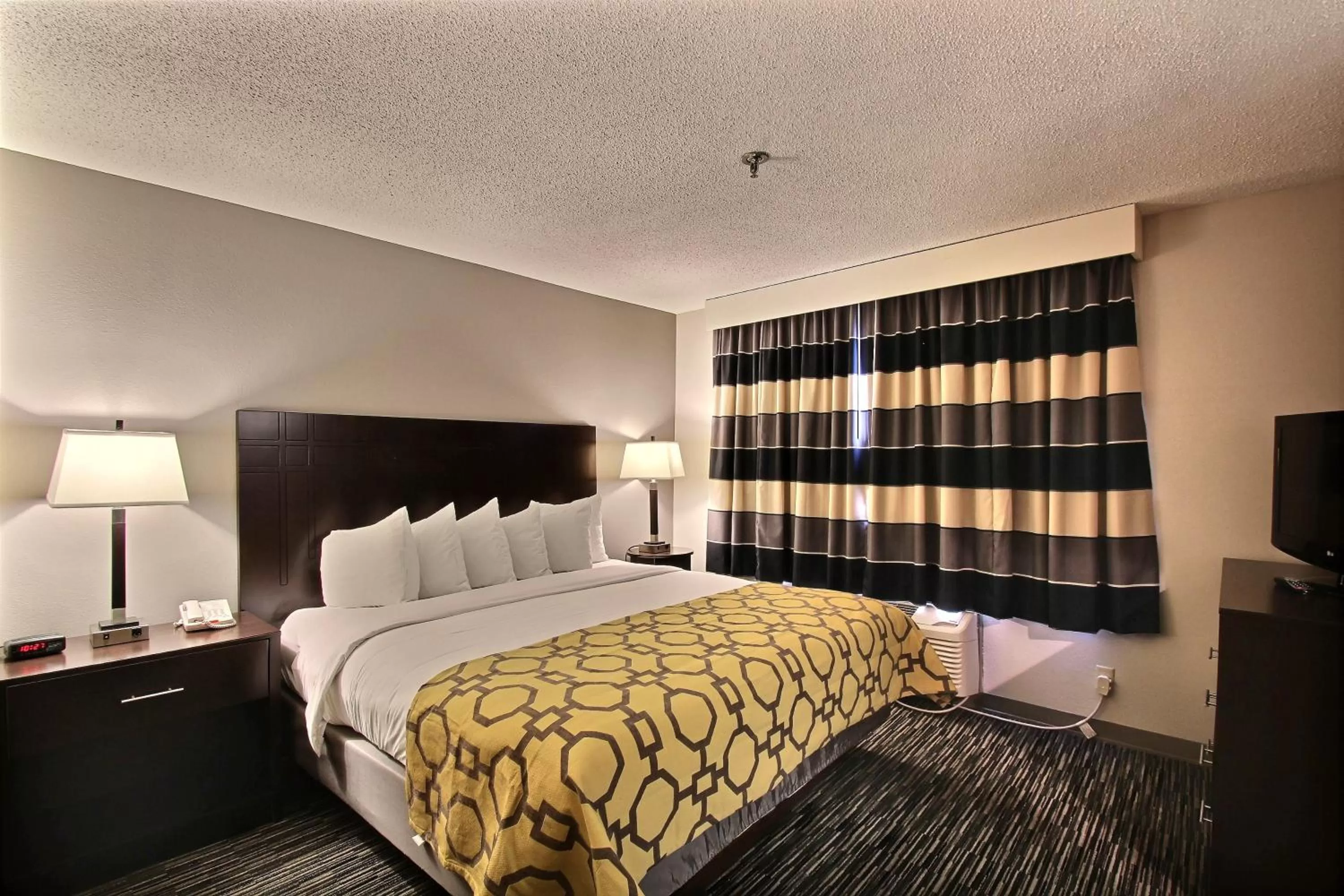 King Room - Disability Access/Non-Smoking in Baymont by Wyndham Madison West/Middleton WI West