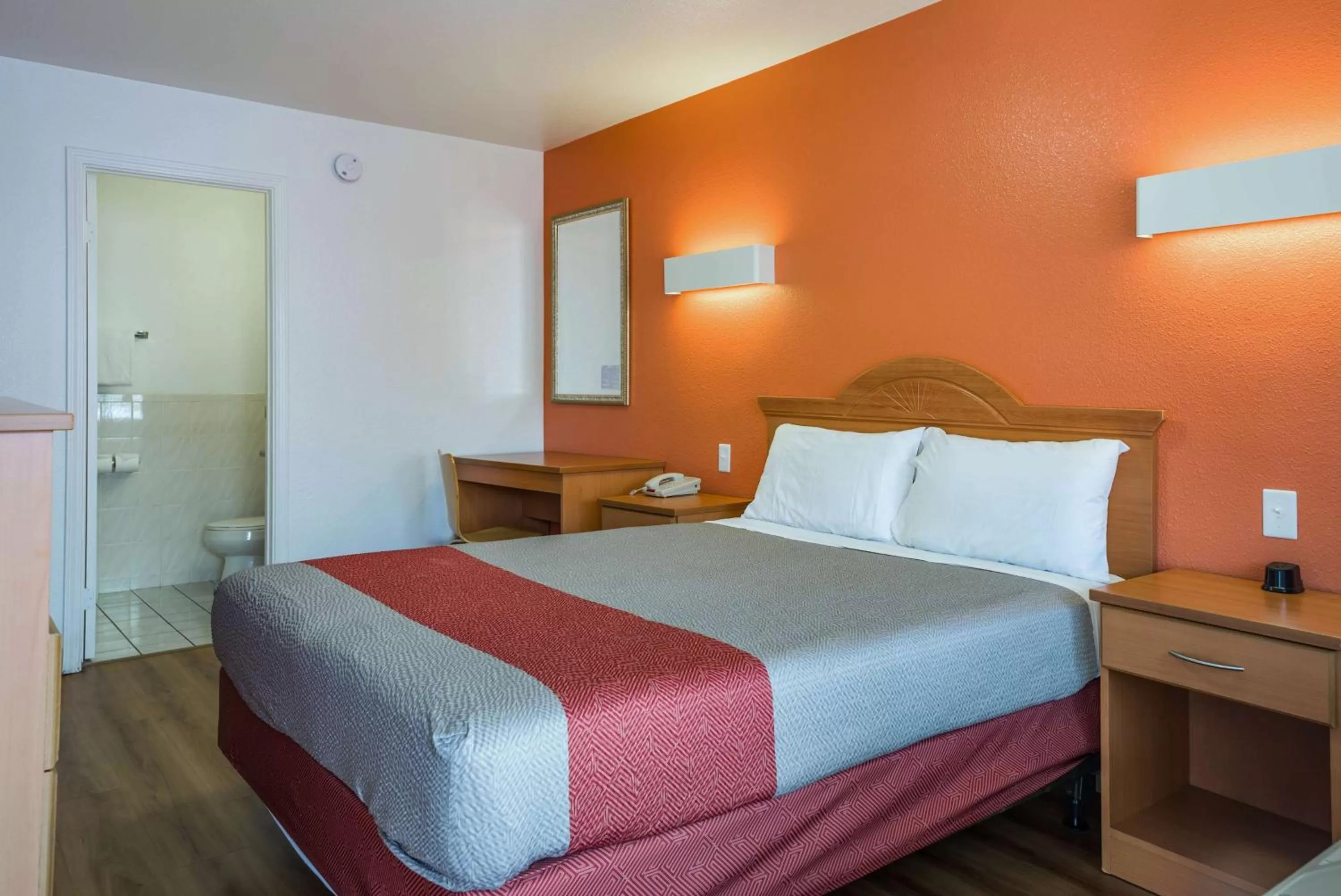 Queen Room - Smoking in Motel 6-Concord, CA