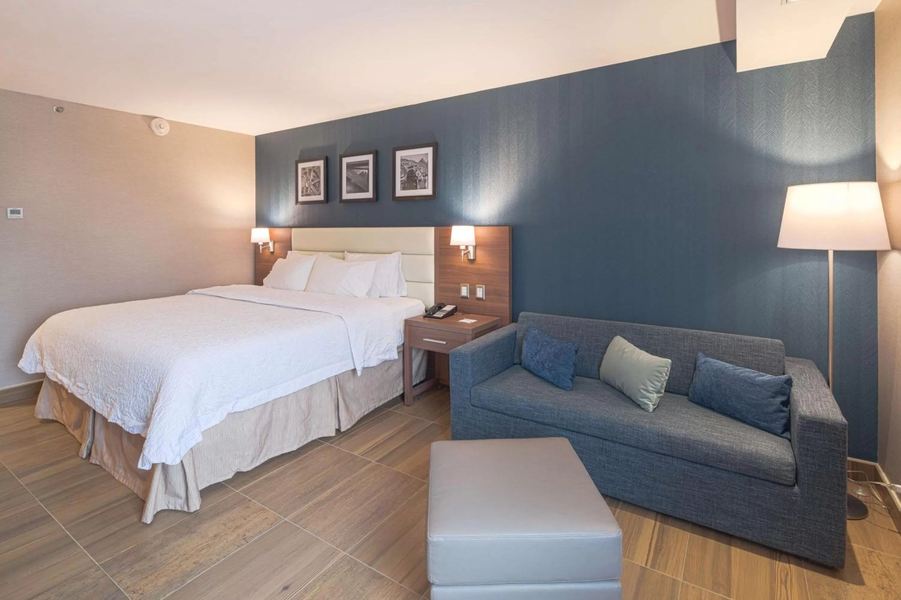 King Room with Sofa Bed and Study - Non-Smoking in Hampton by Hilton Monterrey Galerias Obispado