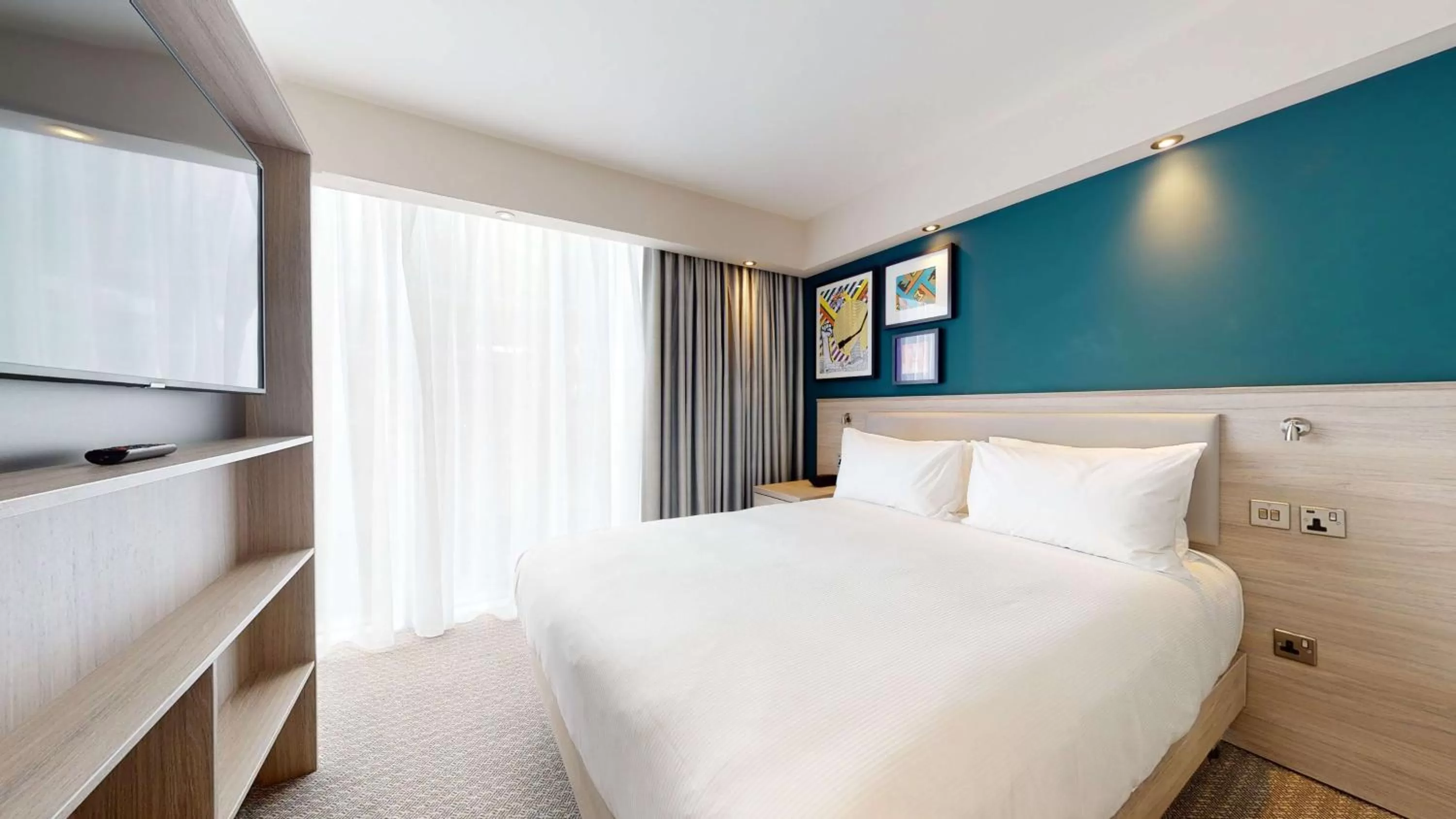 Premium Queen Room with Lounge Area in Hampton By Hilton Manchester Northern Quarter