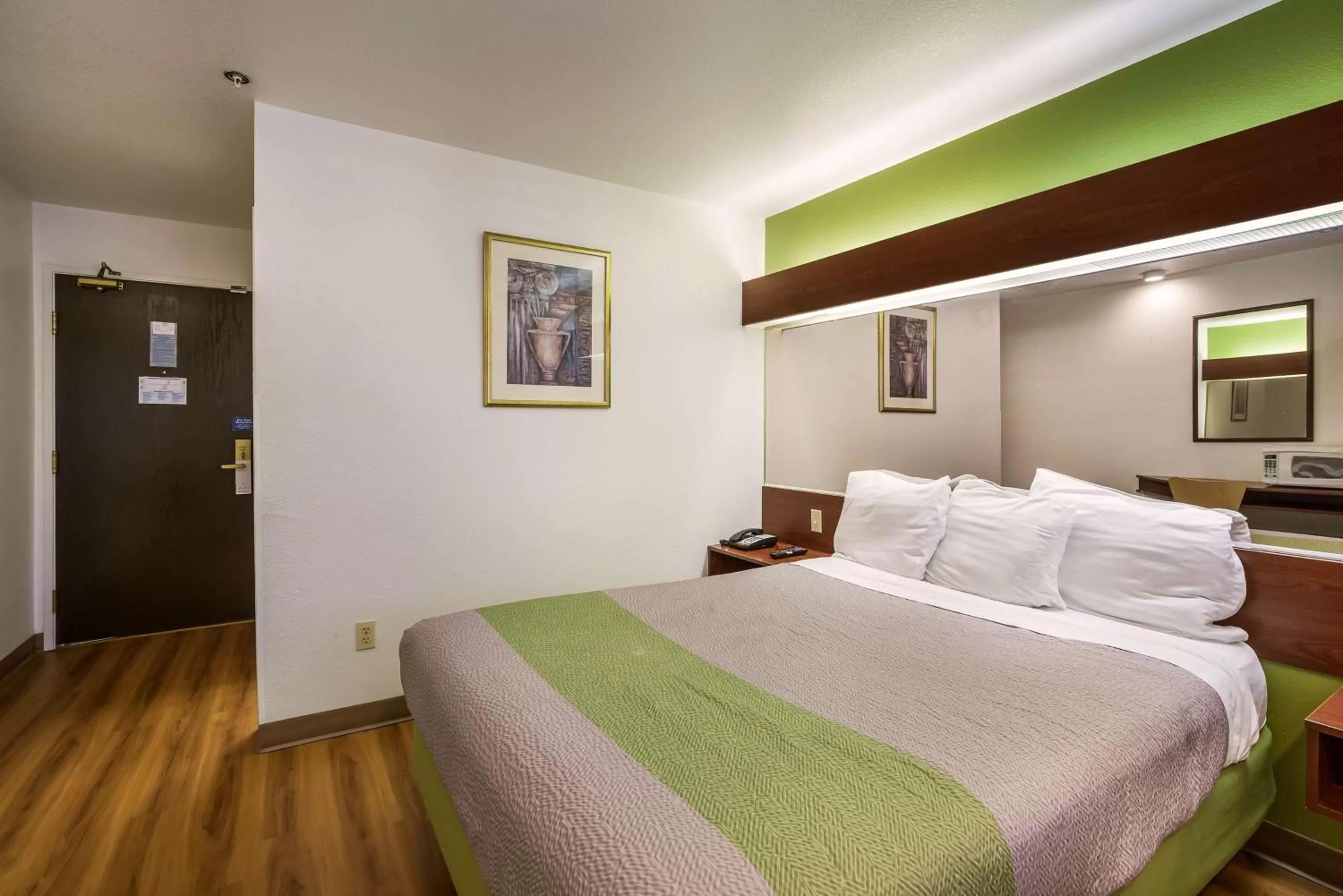 Deluxe King Room - single occupancy - Smoking in Motel 6-Dixon, CA