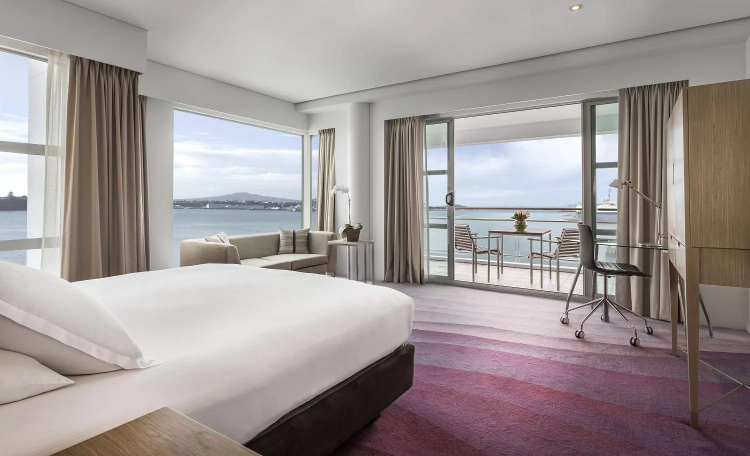 Deluxe King Room with Premium Harbor View in Hilton Auckland