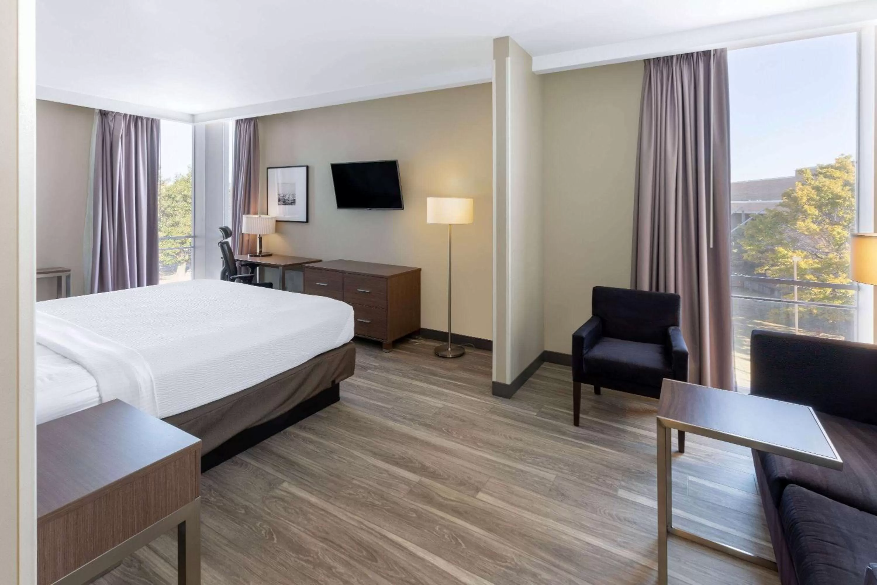 King Studio Suite with Bath Tub - Mobility Access/Non-Smoking in La Quinta Inn & Suites by Wyndham Tulsa Downtown - Route 66