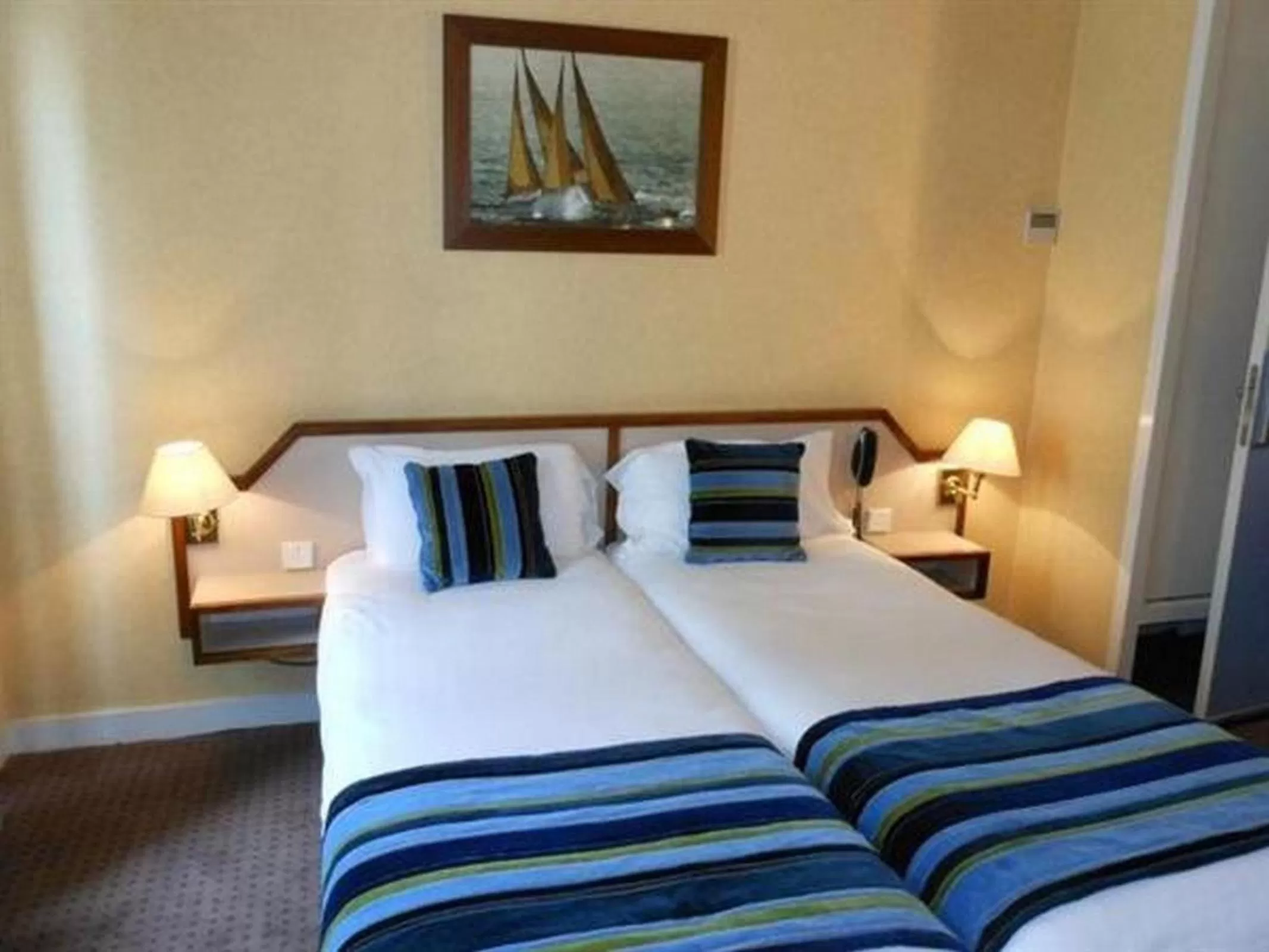 Twin Room in Hôtel Opera Deauville