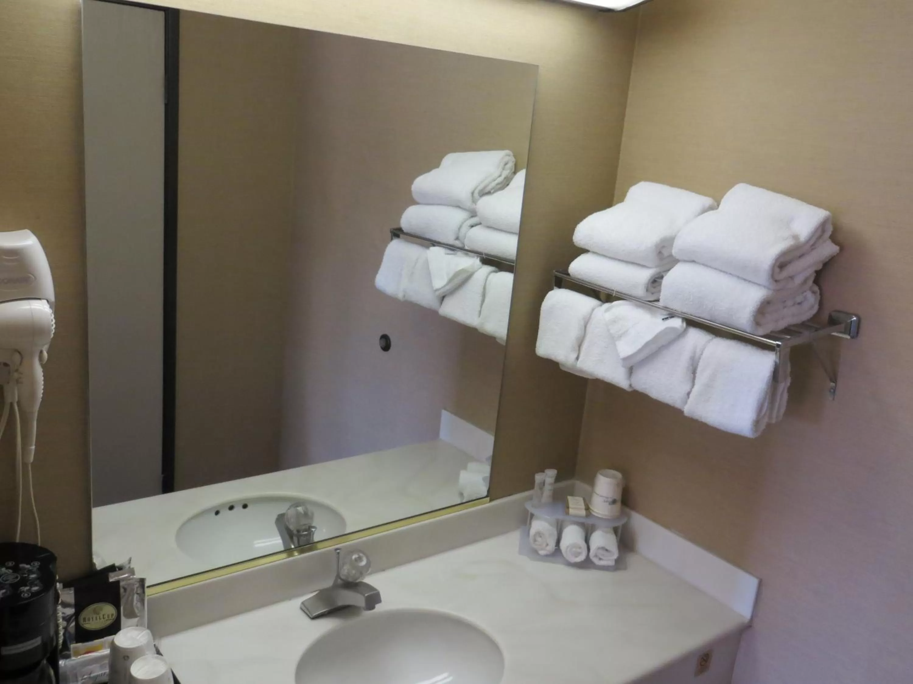Deluxe Queen Suite with Two Queen Beds- Non-Smoking in Howard Johnson by Wyndham Torrance