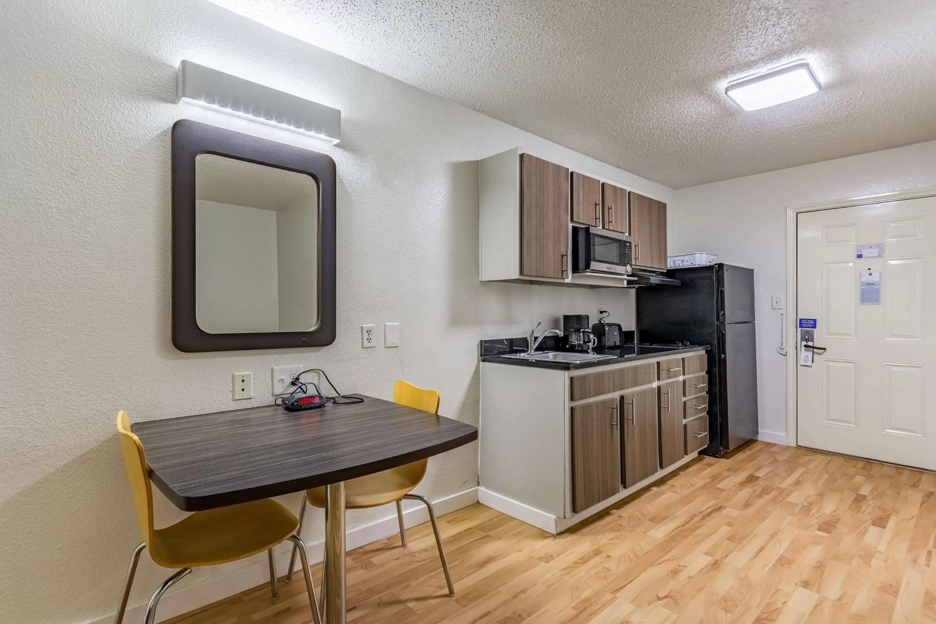 Deluxe Quadruple Room - single occupancy - Smoking in Studio 6-Dallas, TX
