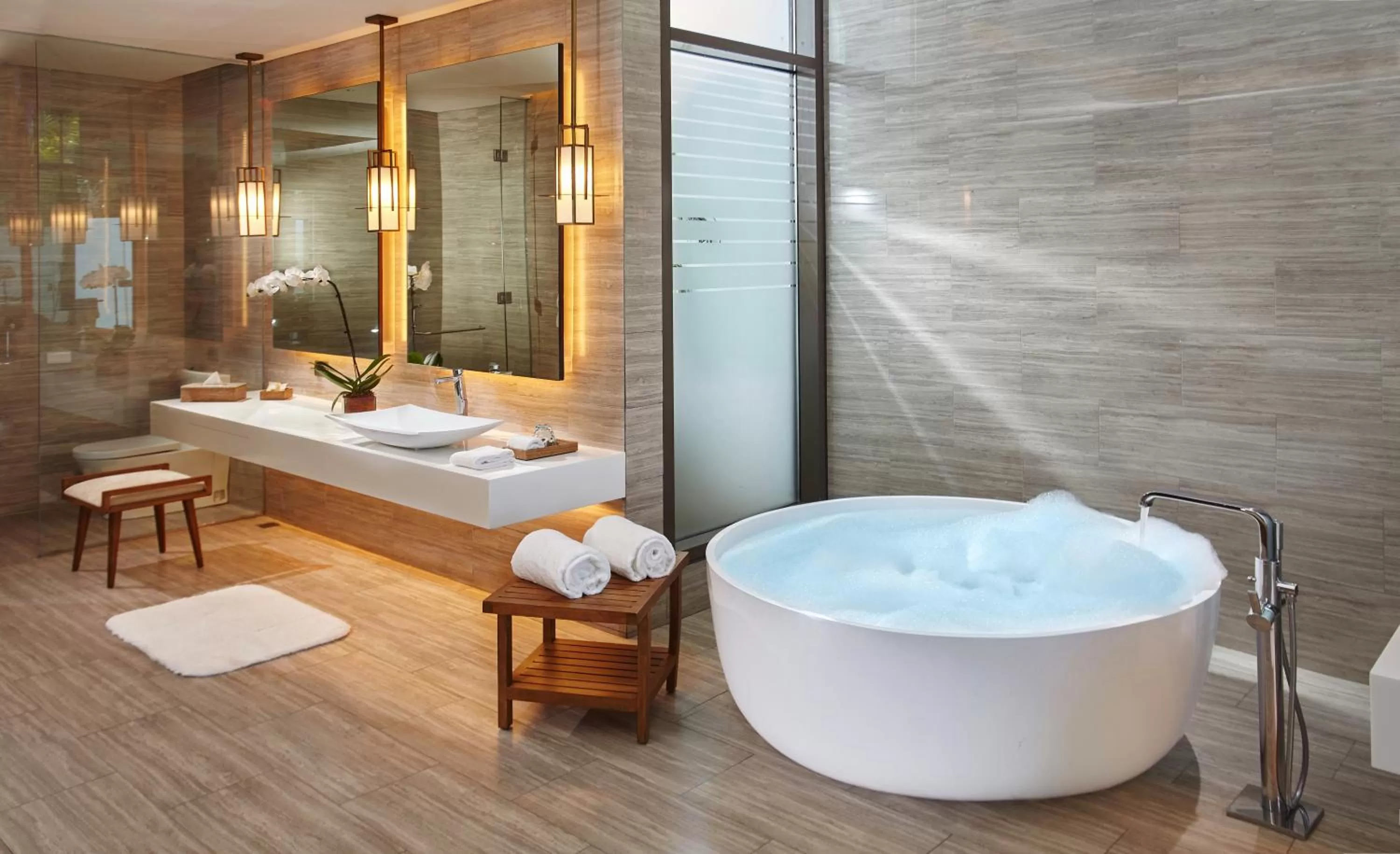 Premiere Villa with Private Pool in Quest Plus Conference Center, Clark