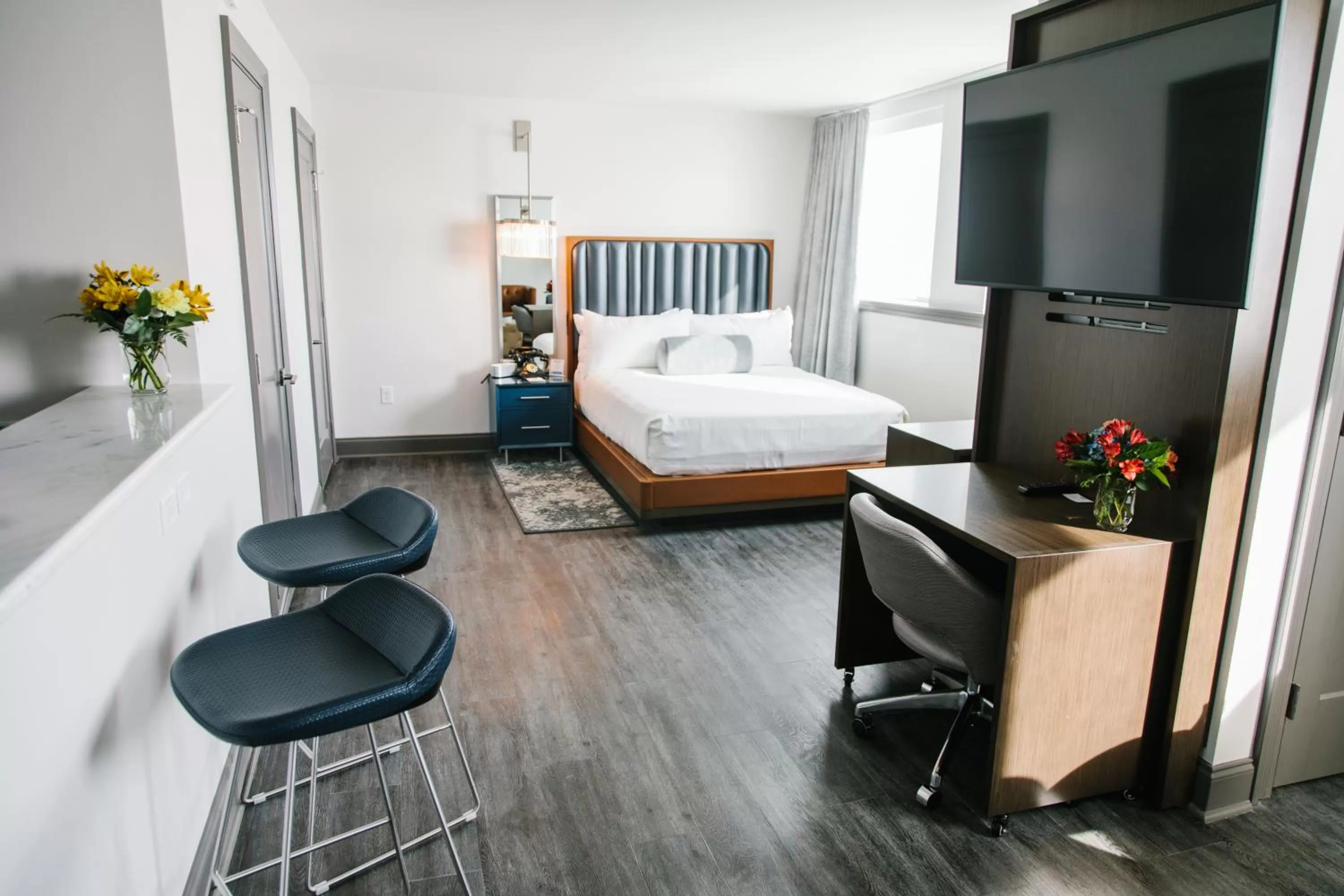 Queen Deluxe Accessible Suite in Hotel Legends