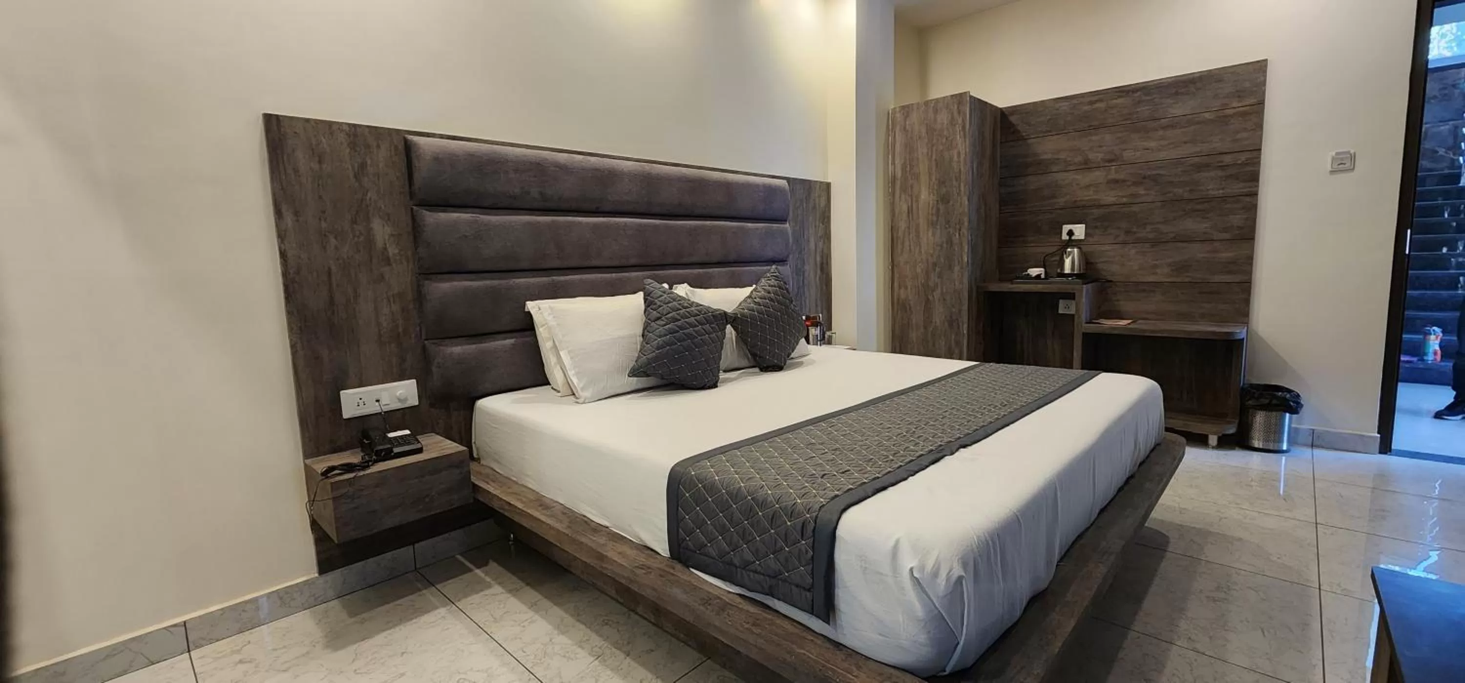 Bed in Hotel The Vaishvik Banganga Road
