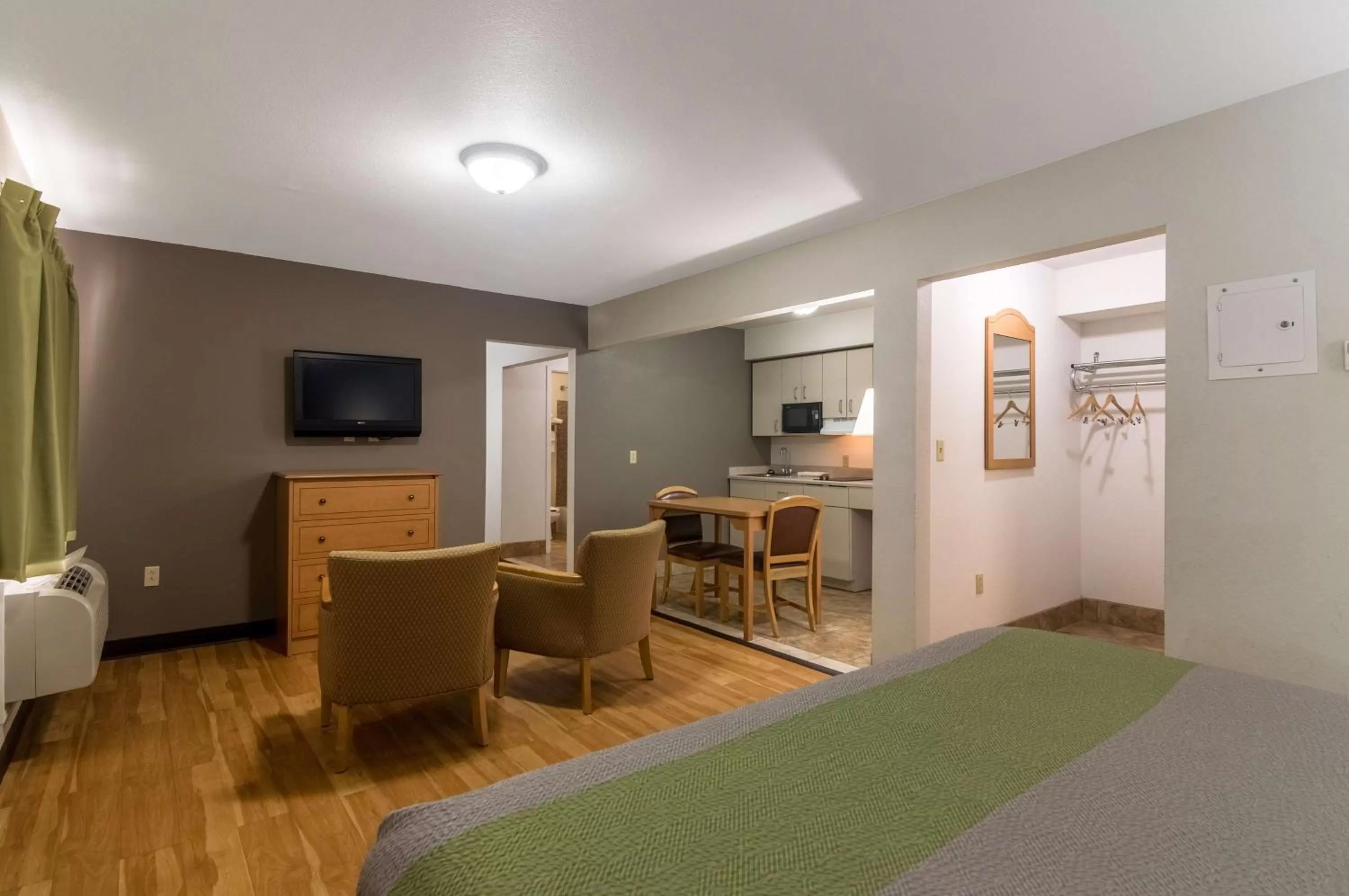 Quadruple Room - Disability Access - Roll in Shower in Studio 6-Lubbock, TX - Medical Center