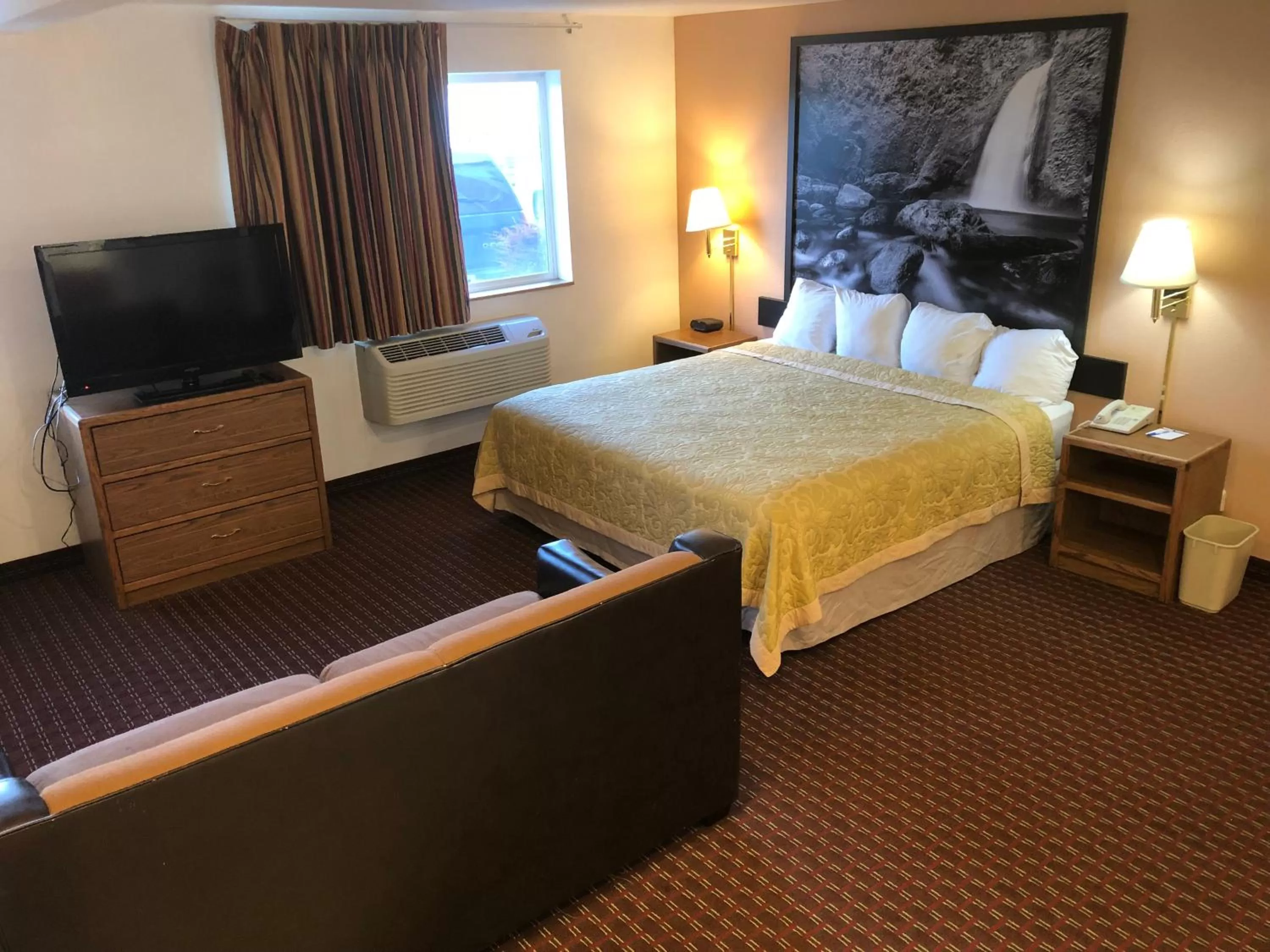 Deluxe King Studio Suite - Non-Smoking in Super 8 by Wyndham The Dalles OR