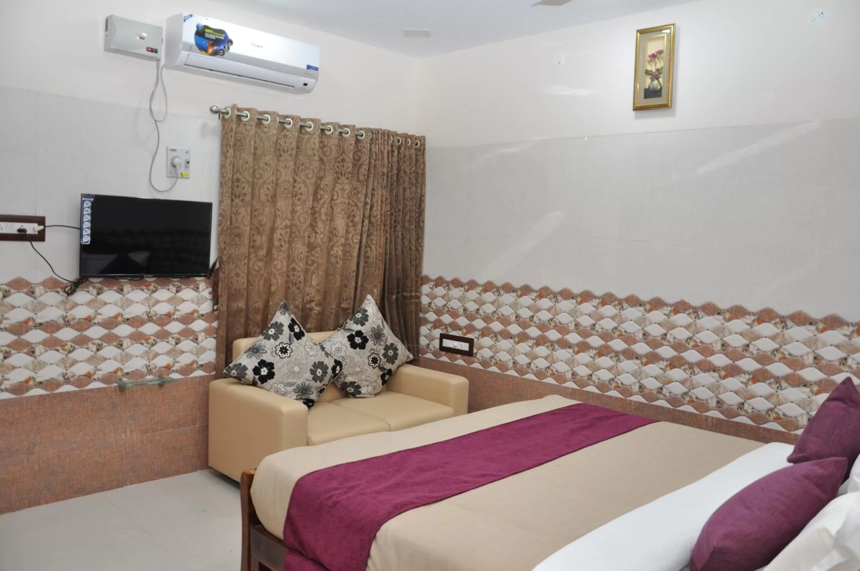 Budget Double Room in Hotel Green Palace