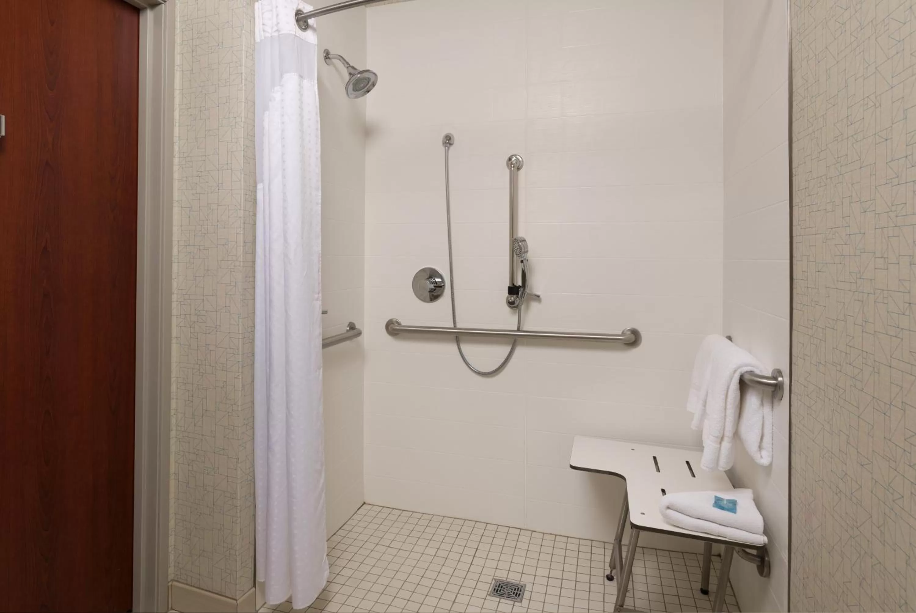 King Room with Roll-In Shower - Disability Access in Holiday Inn Express Independence - Kansas City by IHG