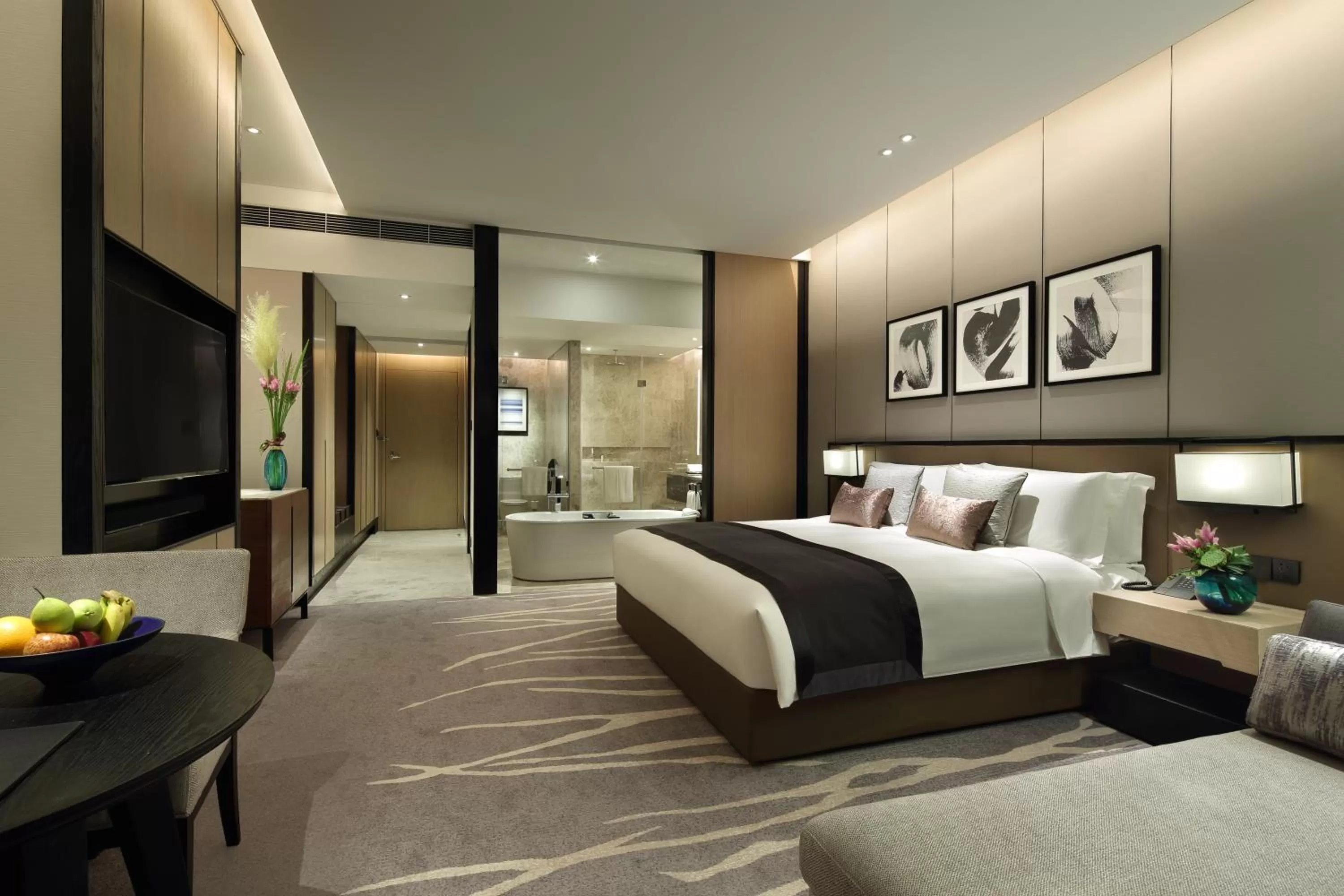 Premium King Room - Club Lounge Access in InterContinental Shanghai Hongqiao NECC by IHG