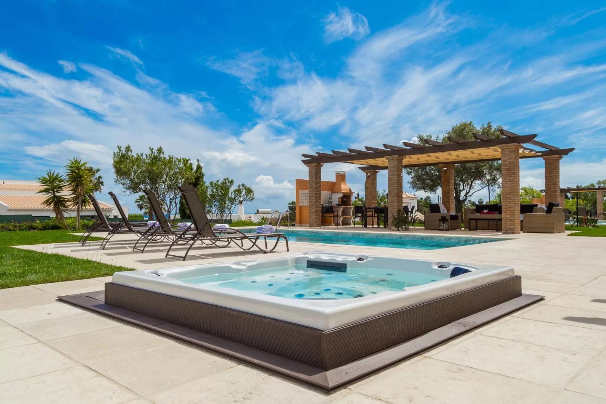 Villa with Private Pool and Hot Tub in Colina da Lapa & Villas