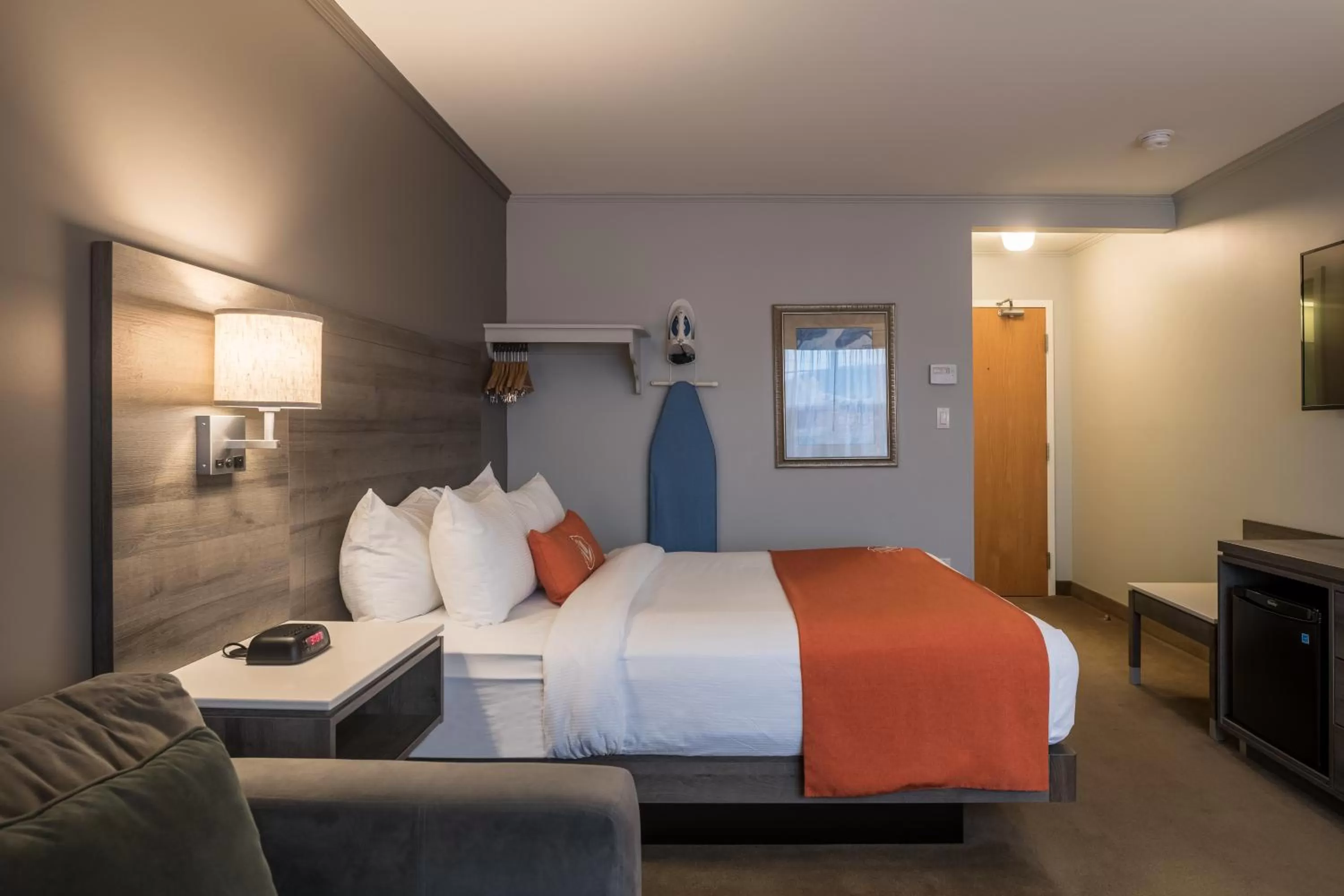 Queen Room with Sofa Bed in Amsterdam Inn & Suites Moncton