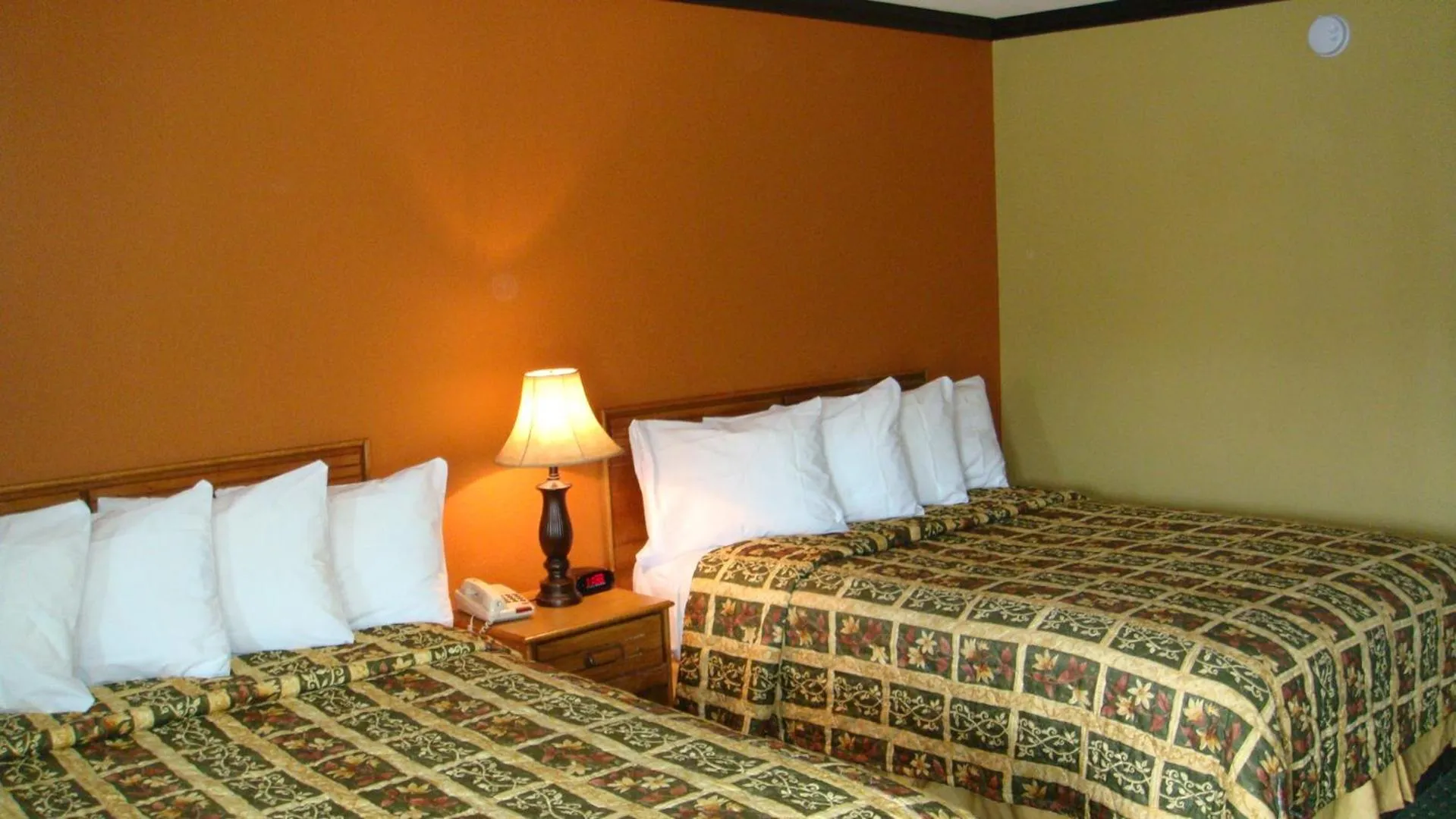 Deluxe Queen Room with Two Queen Beds - Non-Smoking in Sunset Inn Lake Oroville