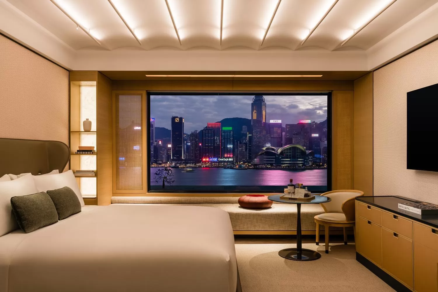 Classic King Room with Daybed and Harbor View in Regent Hong Kong