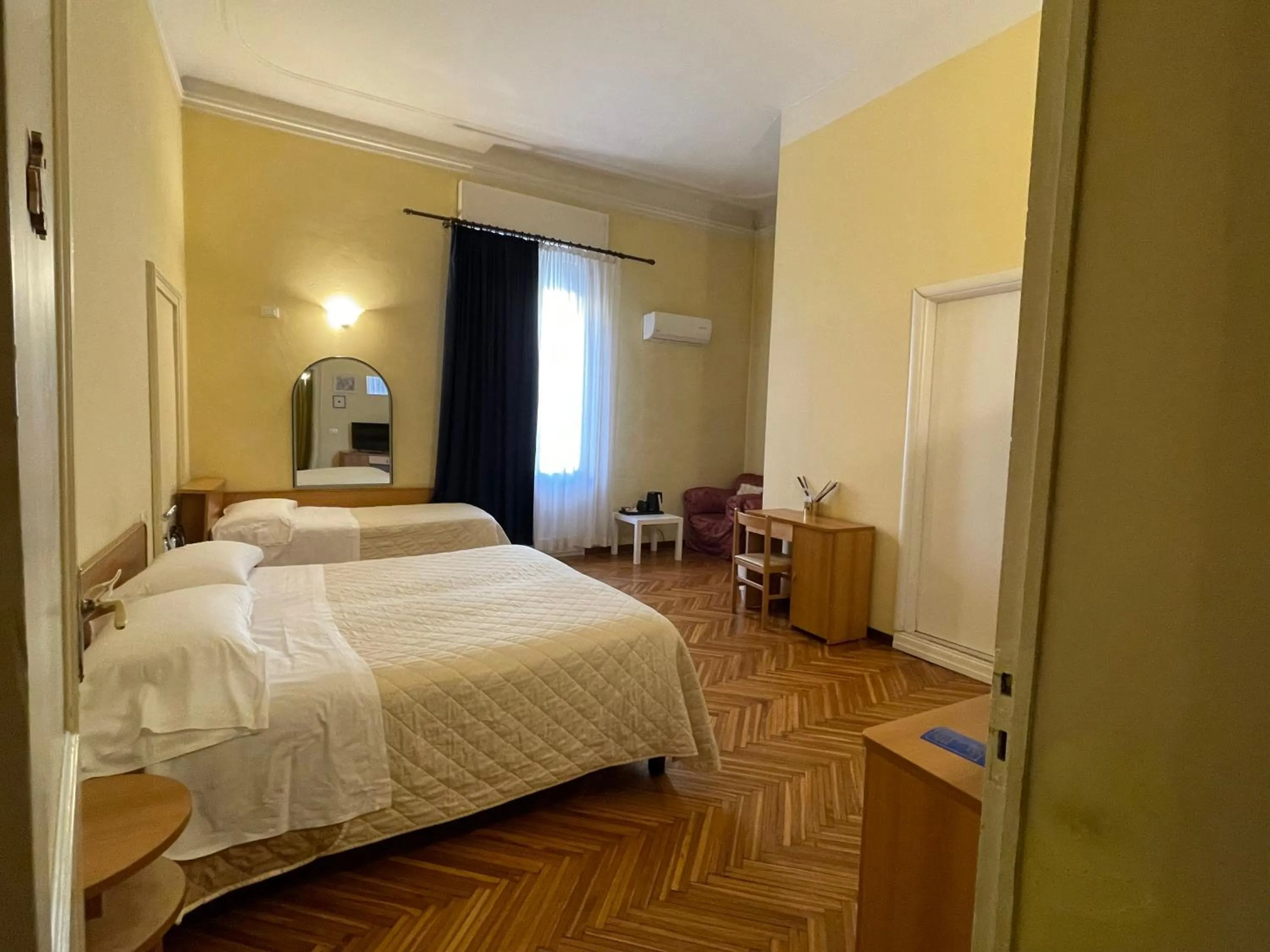 Triple Room with Internal Private Bathroom in Hotel Panorama Bologna Centro
