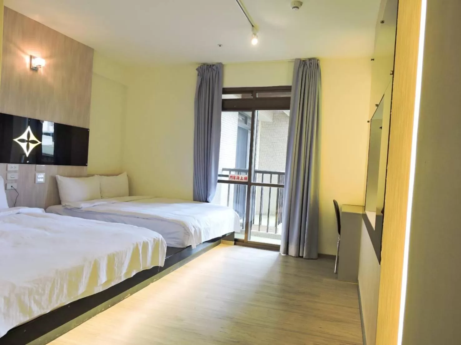 Quadruple Room with Balcony in Walker Hotel - Chenggong