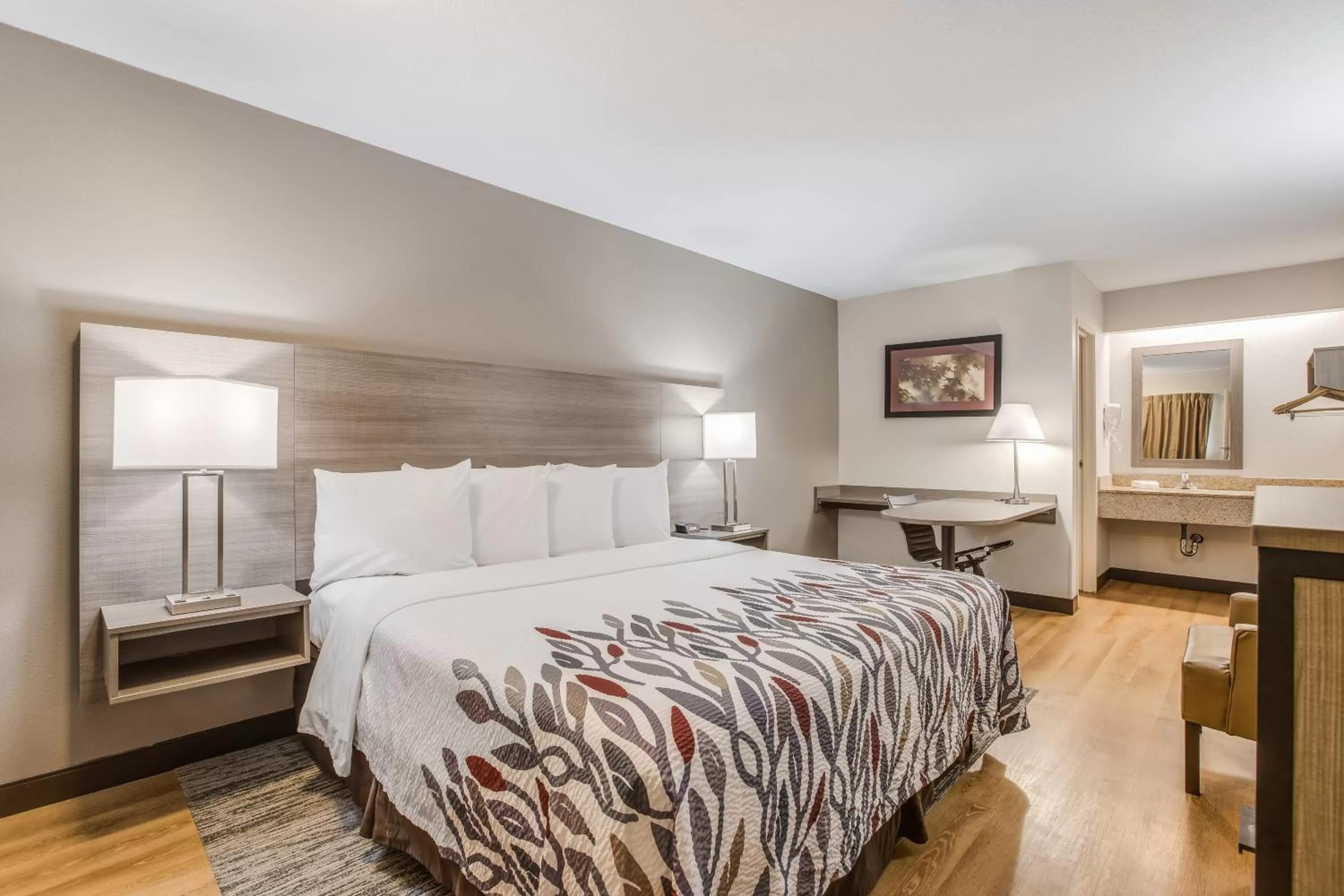 Superior King Room First Floor Smoke Free in Red Roof Inn Lansing West - MSU