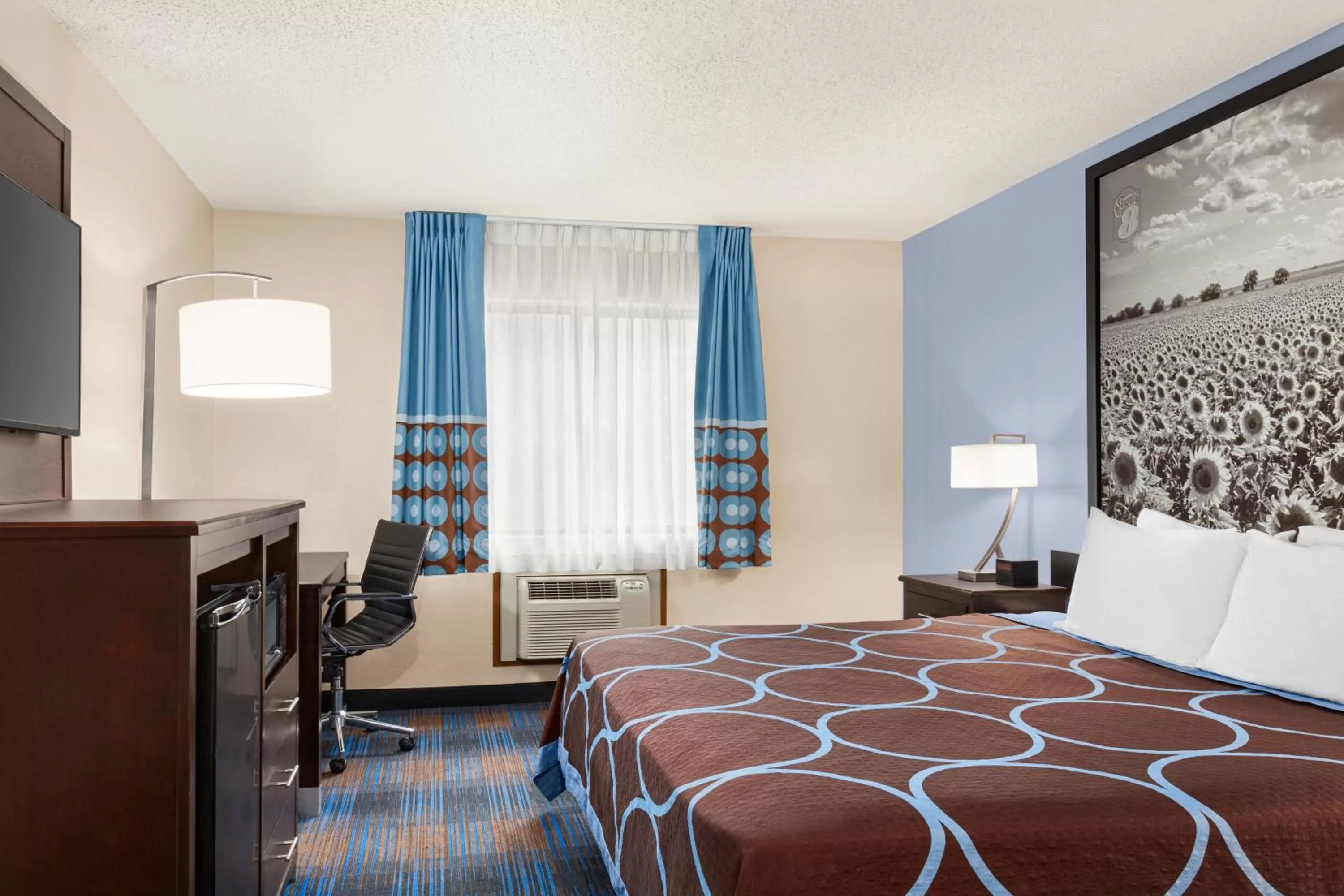 King Room - Non-Smoking in Super 8 by Wyndham Lenexa Overland Park Area/Mall Area