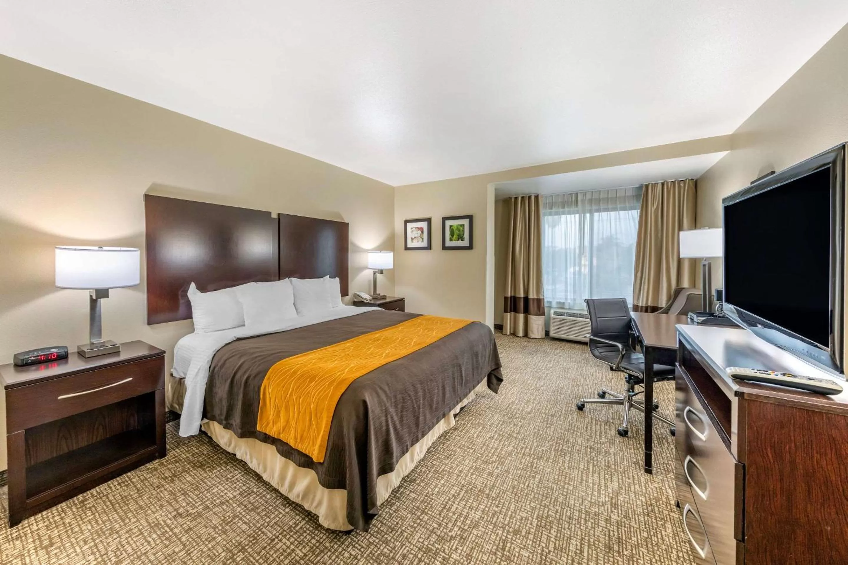 King Room with Roll-in-Shower - Accessible/Non-Smoking in Comfort Inn and Suites Colton/San Bernardino