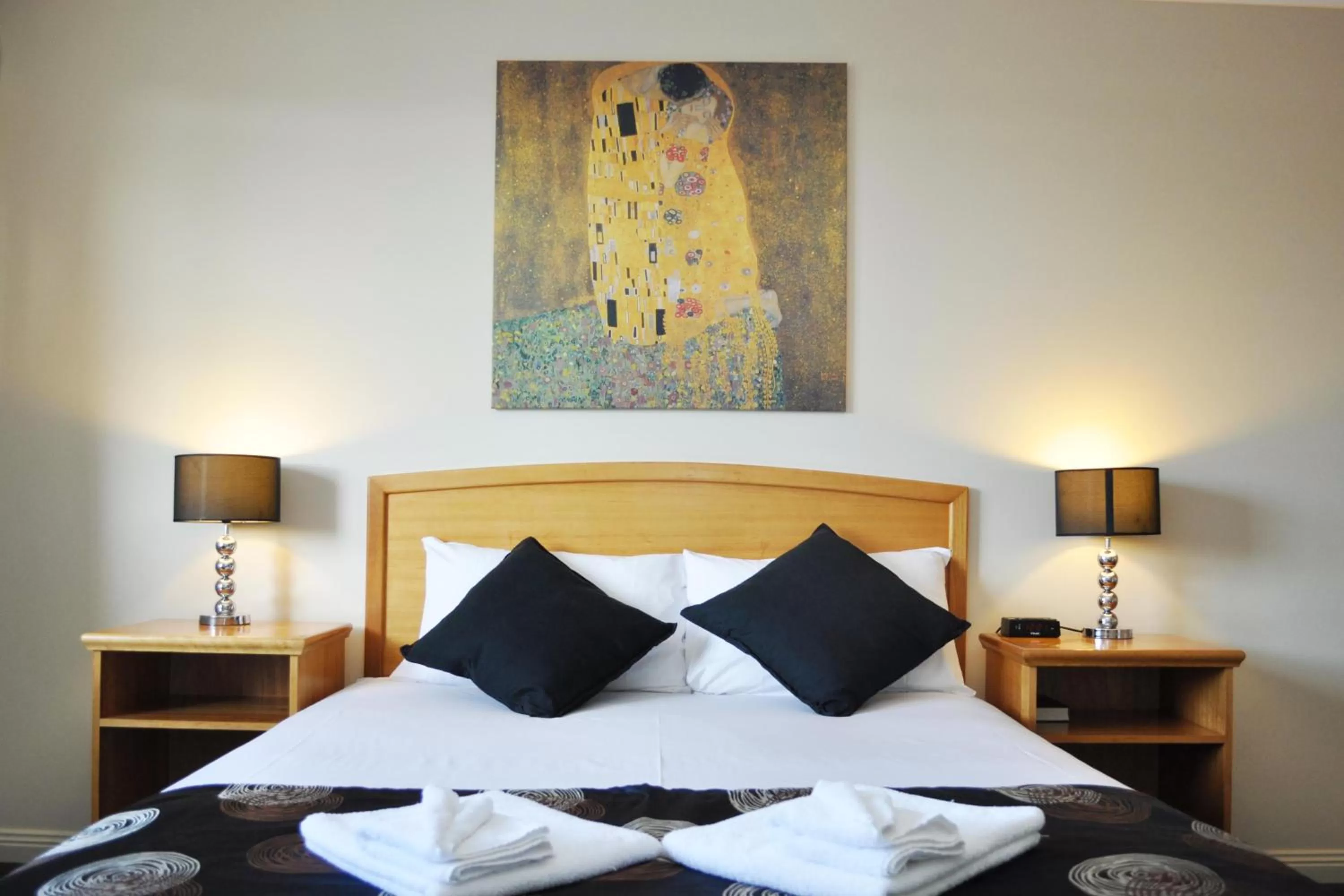 Queen Room in Meadowbrook Hotel Brisbane