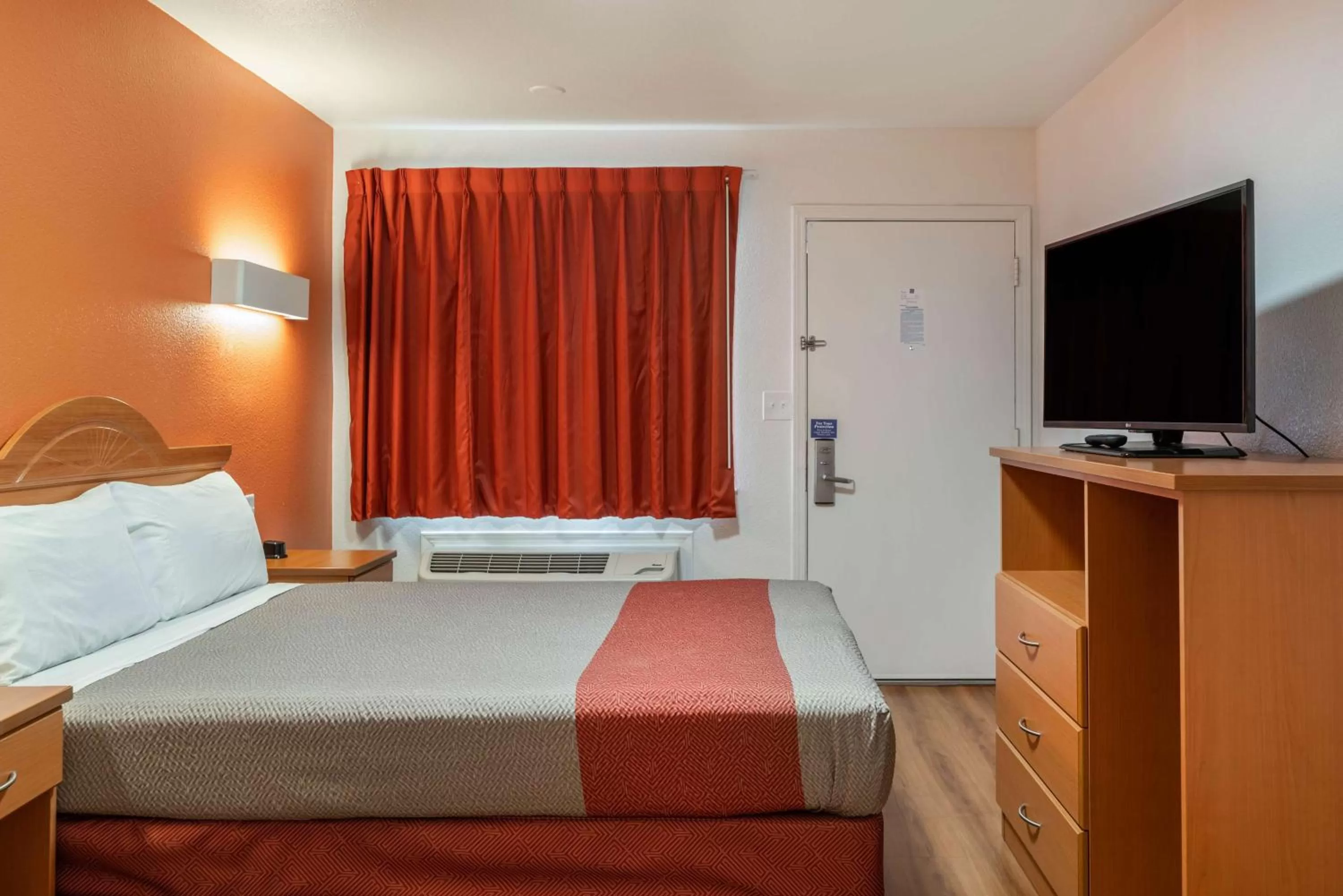 Queen Room - Non-Smoking in Motel 6-Concord, CA