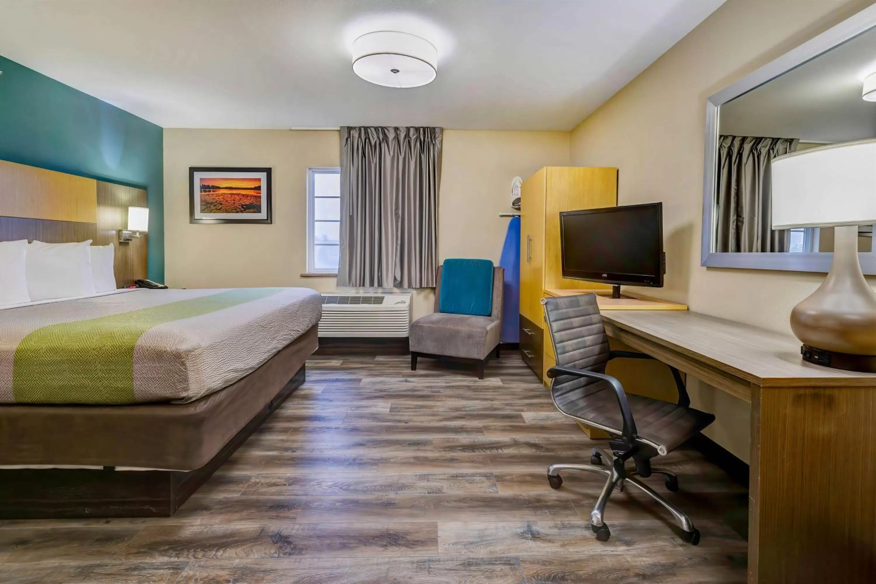 Deluxe King Room - Non-Smoking in Studio 6 Lenexa - Overland Park