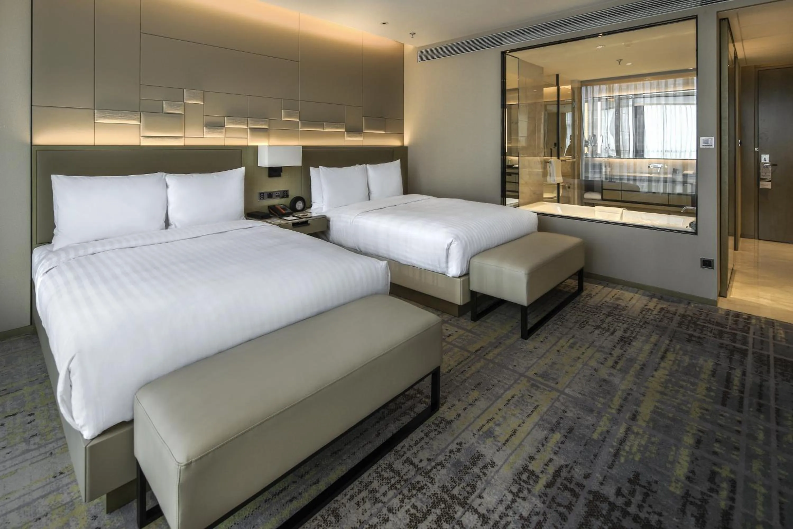 Deluxe king bed room in Chengdu Marriott Hotel Financial Centre