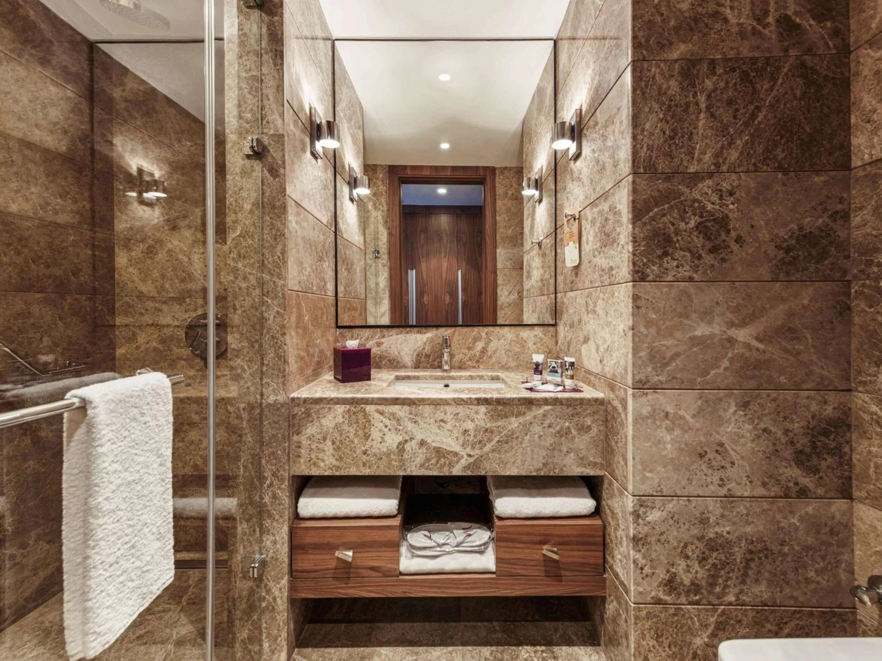 Superior King Room with City View in Uranus Istanbul Topkapi