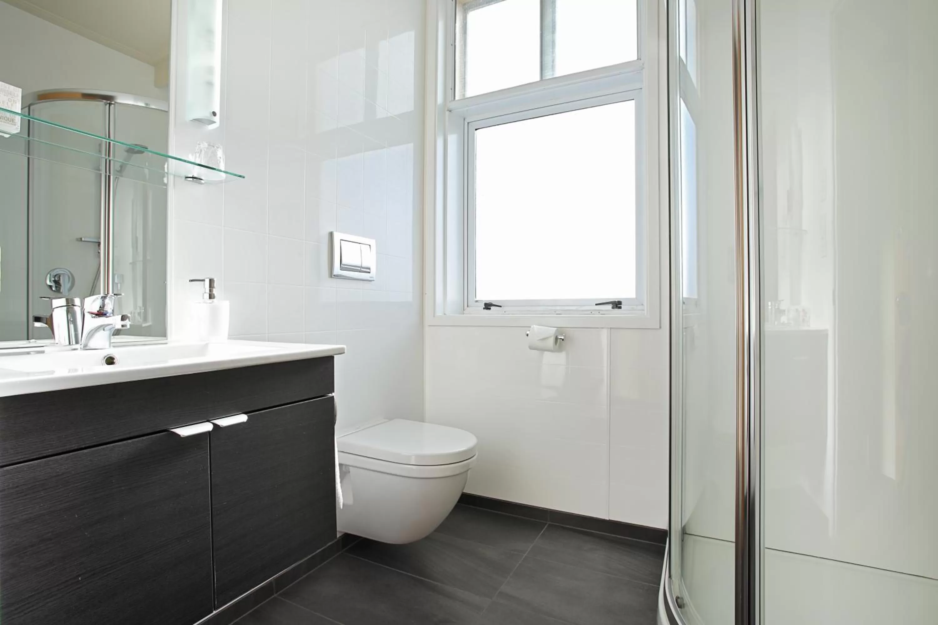 Small Double Room in Kelvin Hotel