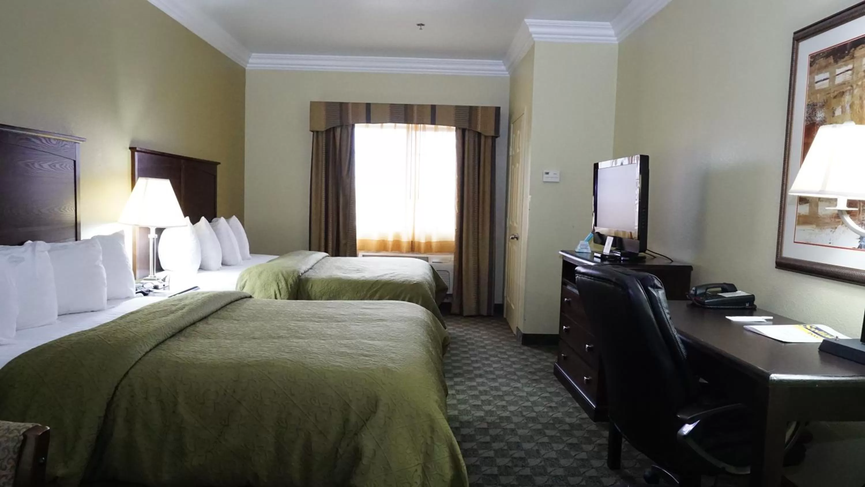 Queen Room with Two Queen Beds in Scottish Inns - Cresson