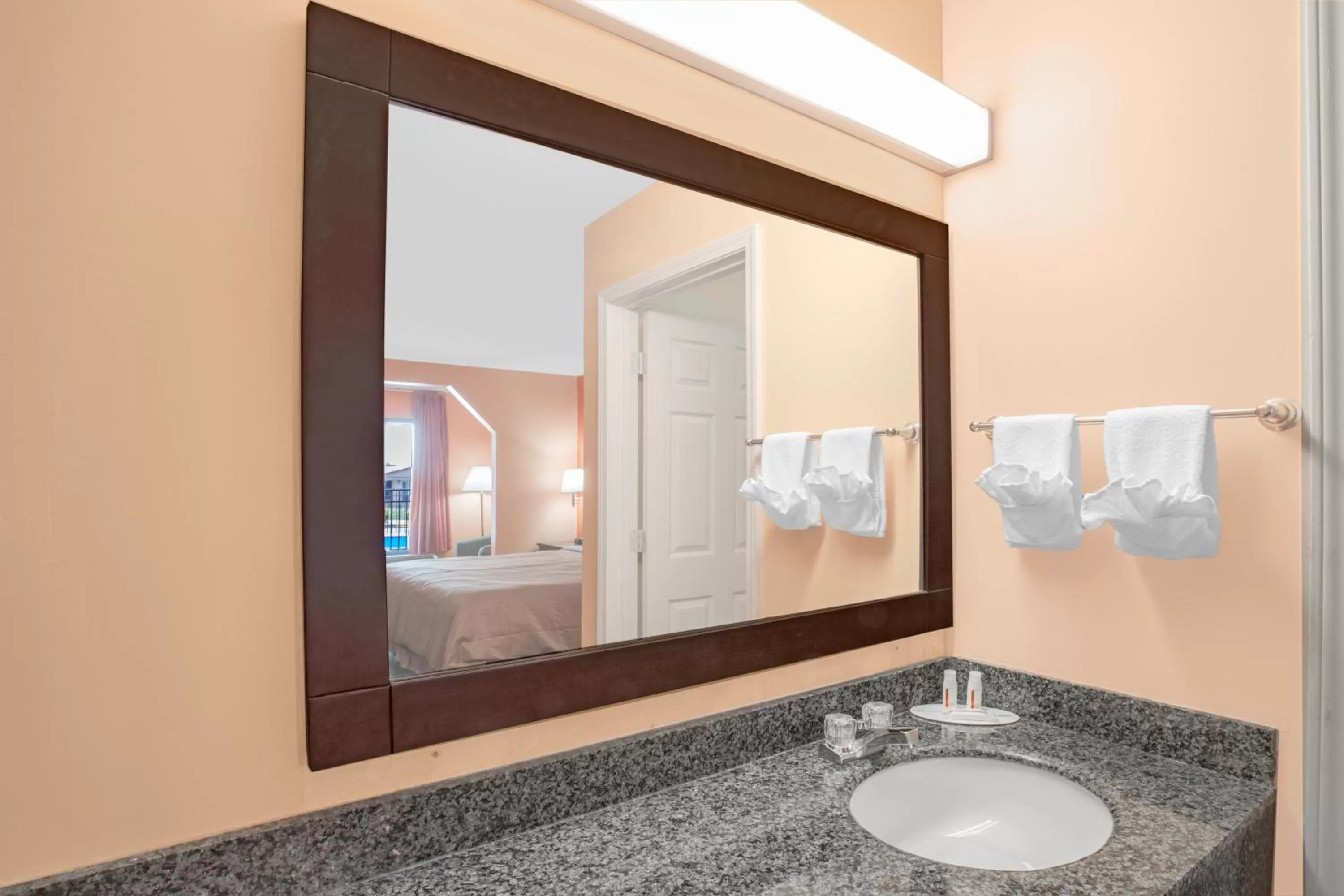 Deluxe King Suite in Days Inn by Wyndham Moulton