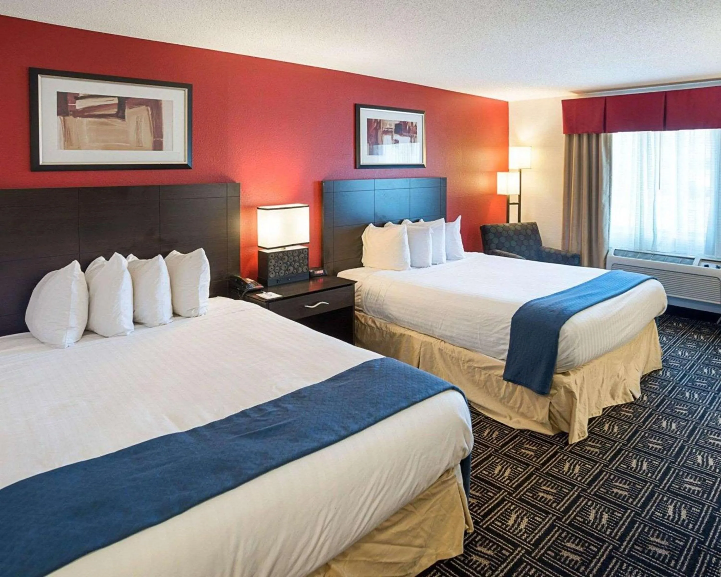 Queen Room with Two Queen Beds - Non-Smoking in Quality Inn Brooklyn Center