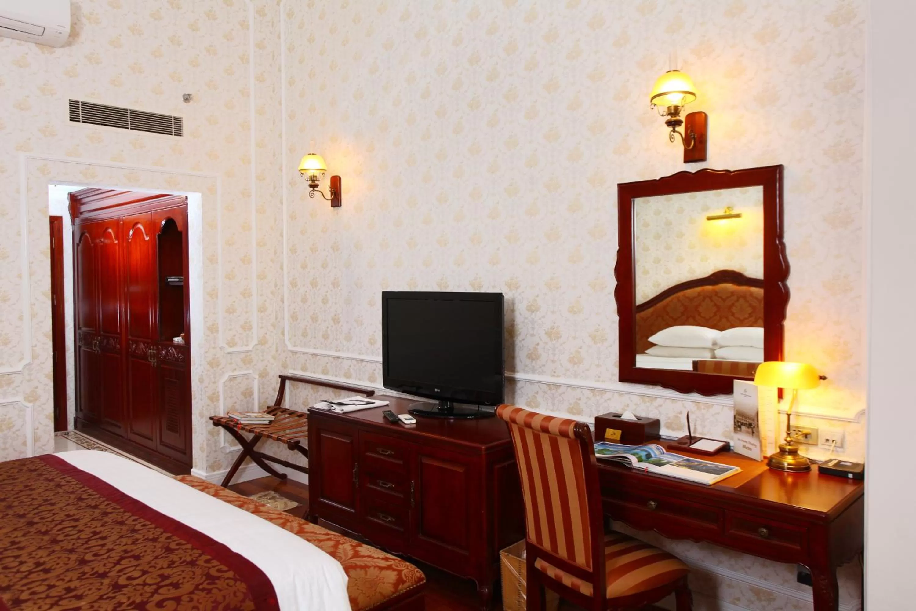 Bed in Hotel Continental Saigon