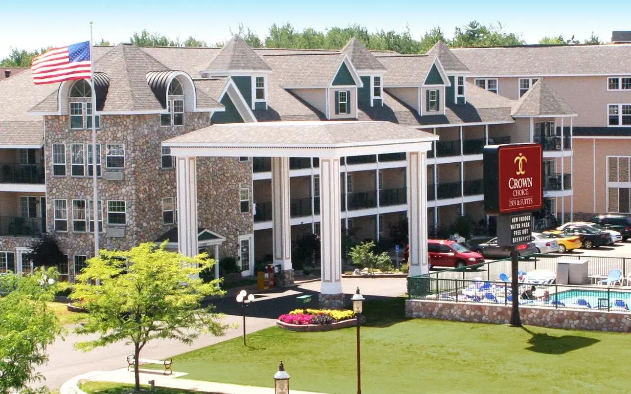 Crown Choice Inn & Suites Lakeview and Waterpark Crown Choice Inn & Suites Lakeview and Waterpark
