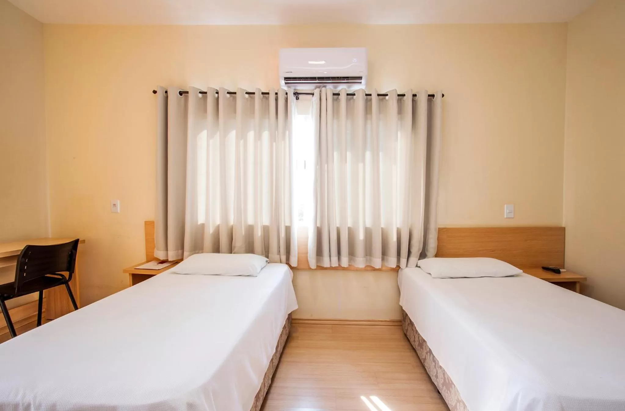 Standard Twin Room in Hotel Metrópole Paulínia