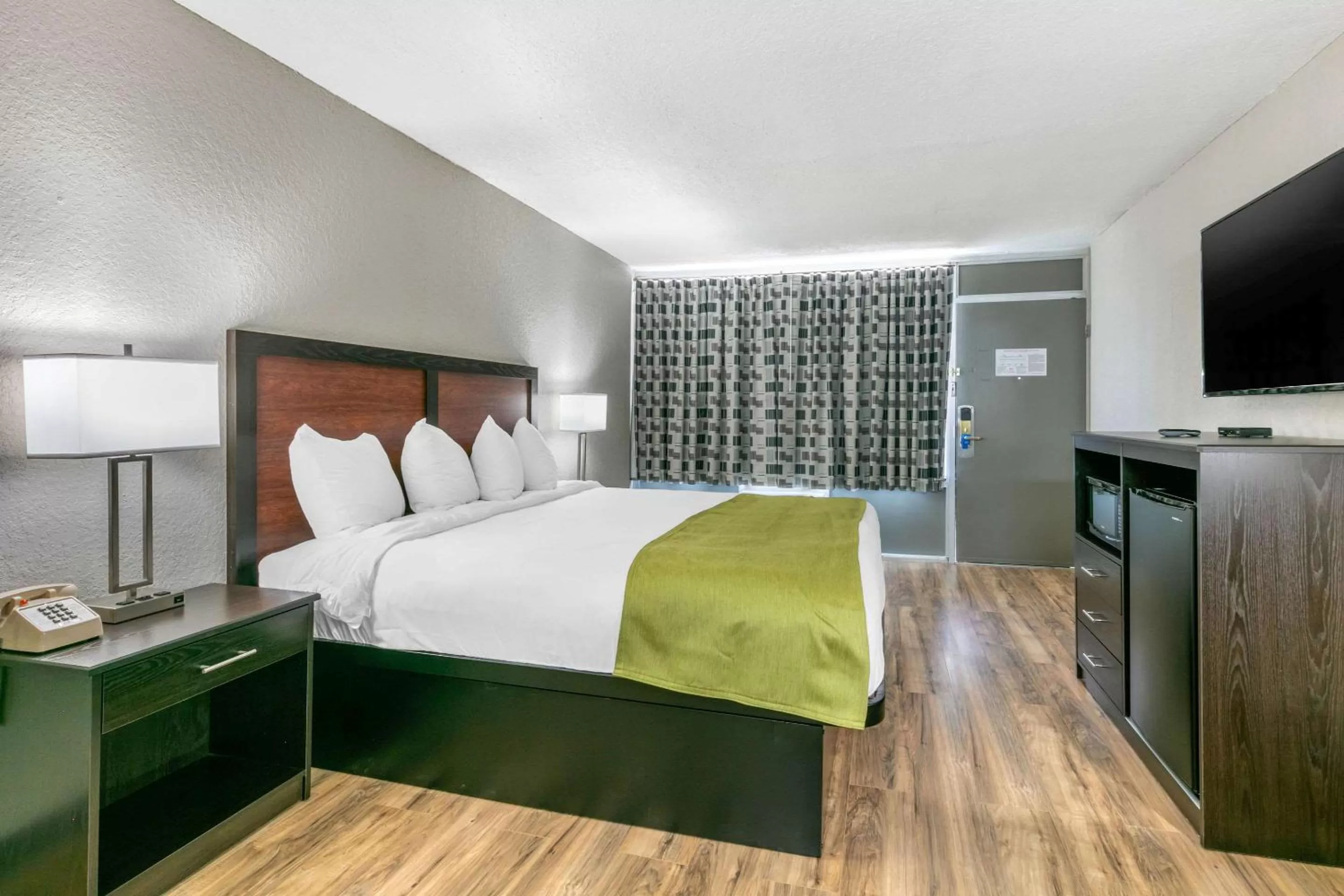 Standard King Room - Non-Smoking  in Rodeway Inn Kingston Springs