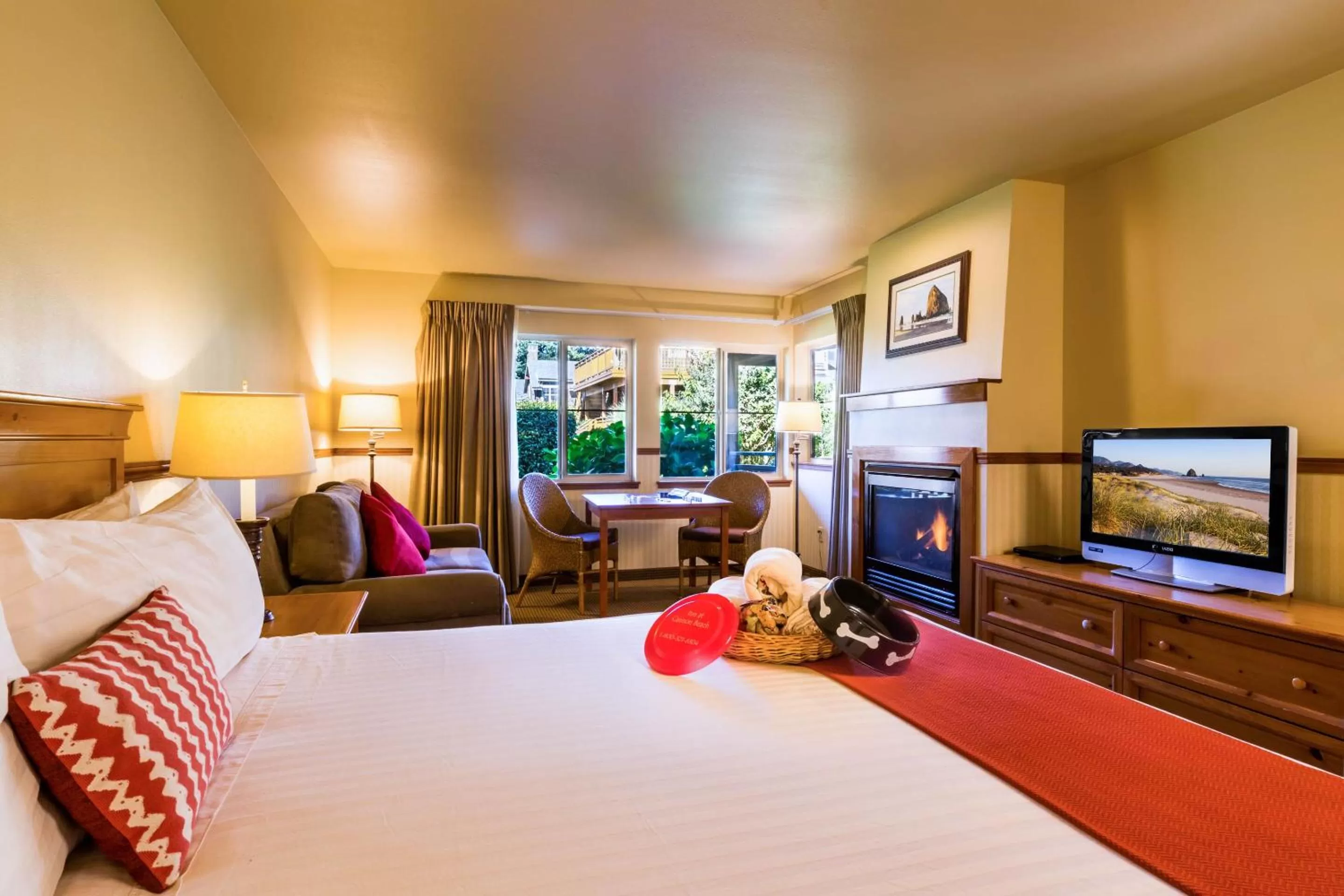 Classic King with Sofa Sleeper, 1st Floor, Pets Allowed in Inn at Cannon Beach