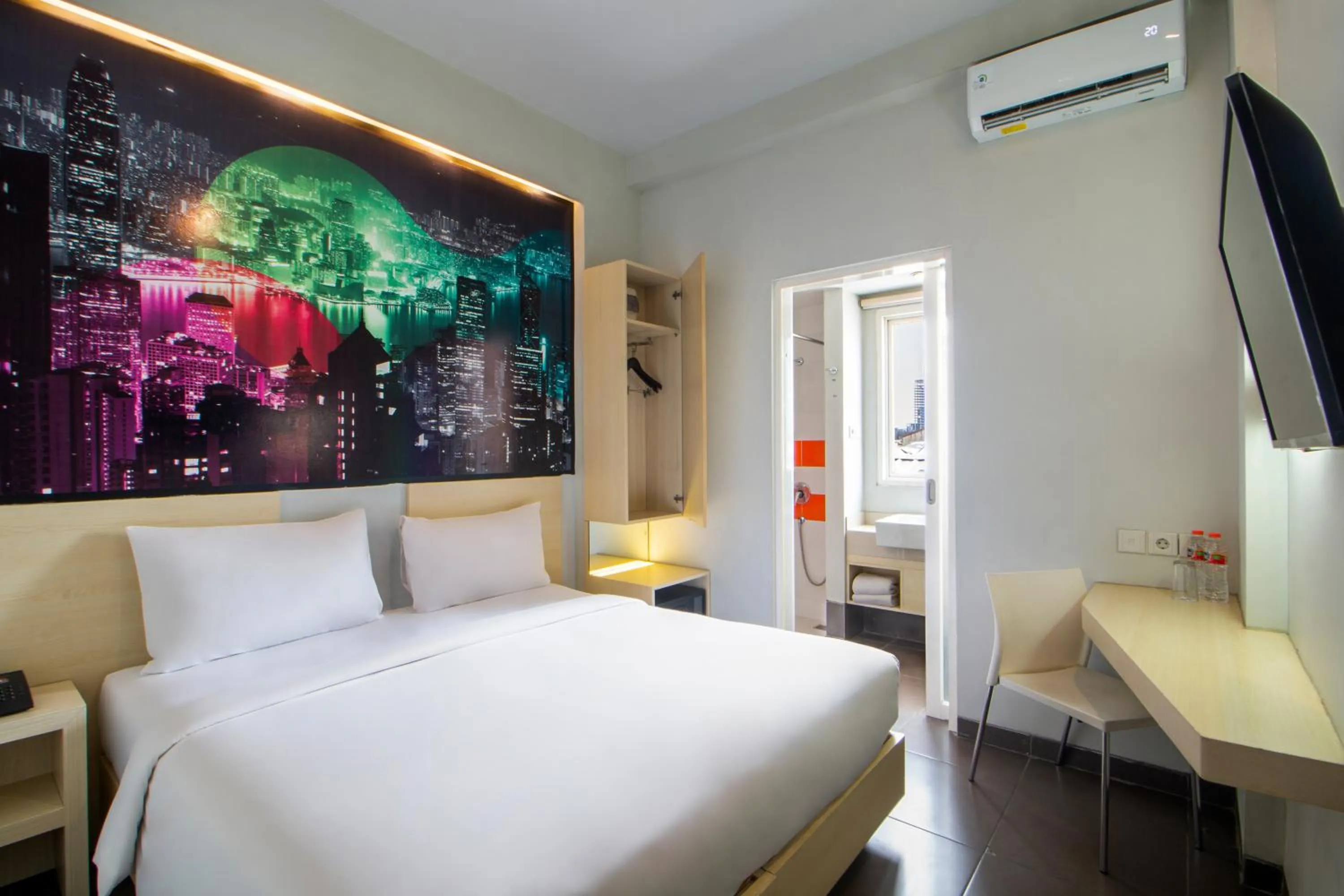 Hollywood Queen Room in Cleo Balaikota Surabaya