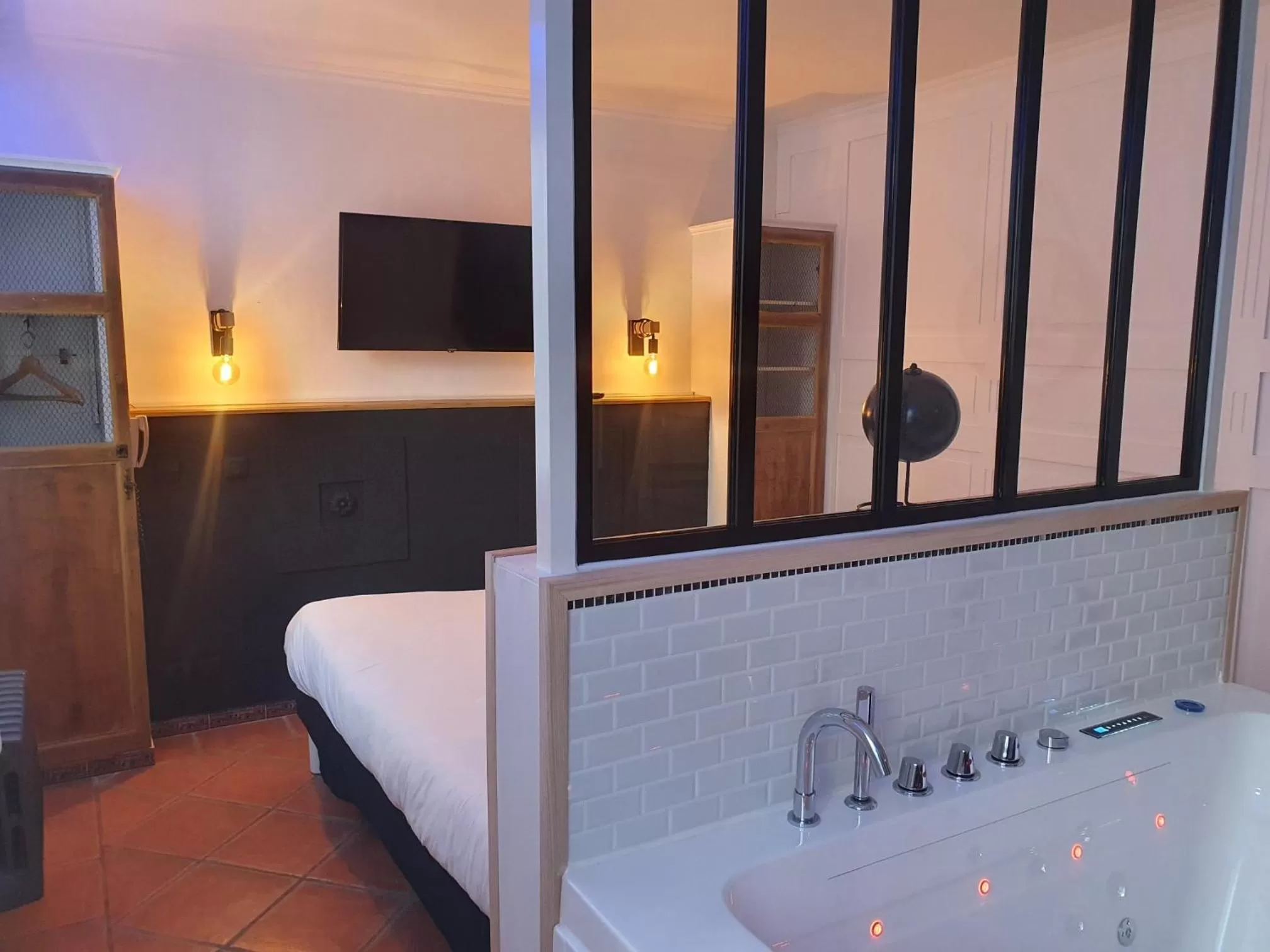 Balneo Suite in The Originals Boutique, Clair Hôtel, Martigues (Inter-Hotel)